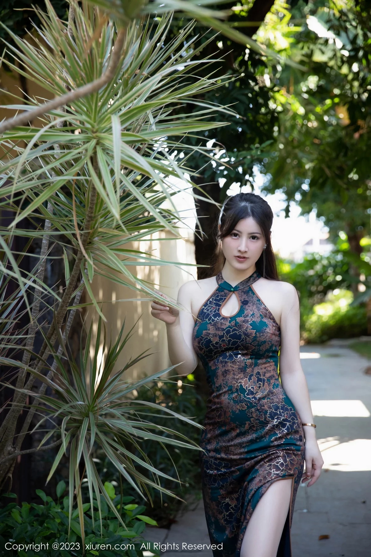 秀人集.com_[XiuRen秀人网]No.7807_模特诗诗kiki性感暗花色旗袍露黑色蕾丝内衣秀惹火身材诱惑写真85P