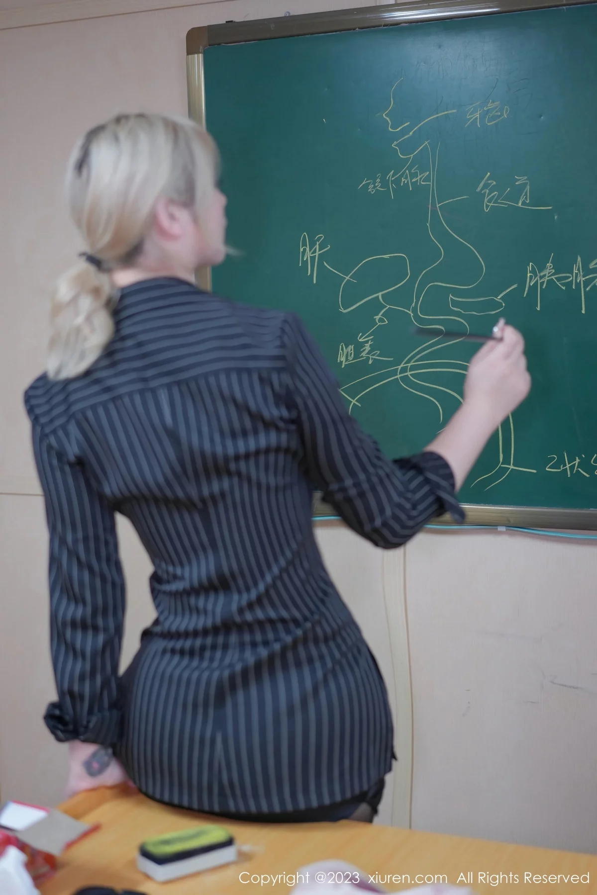 秀人集.com_[XiuRen秀人网]No.7813_女神妲己_Toxic黑色条纹上衣配黑短裙秀丰满身材撩人诱惑写真86P