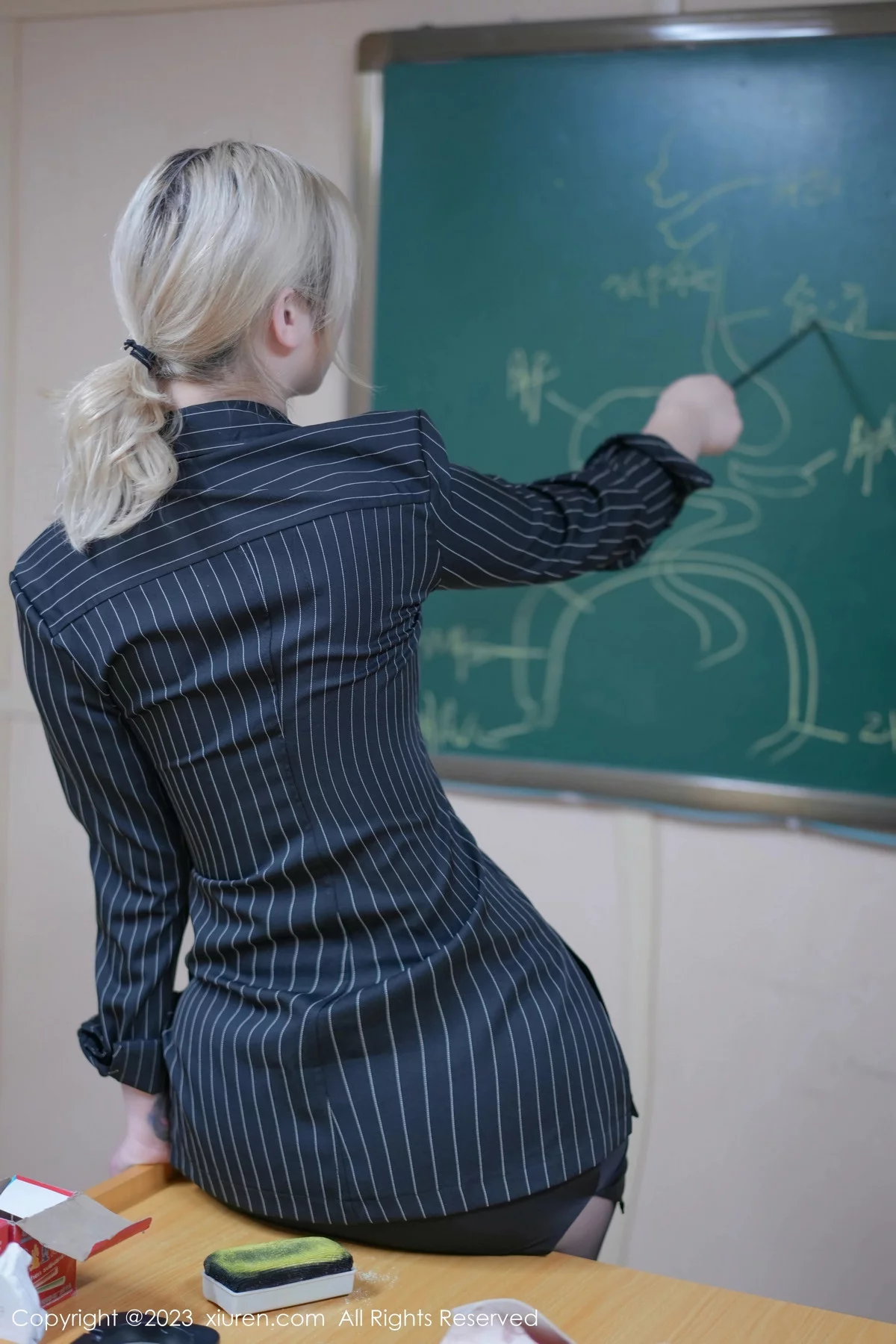 秀人集.com_[XiuRen秀人网]No.7813_女神妲己_Toxic黑色条纹上衣配黑短裙秀丰满身材撩人诱惑写真86P