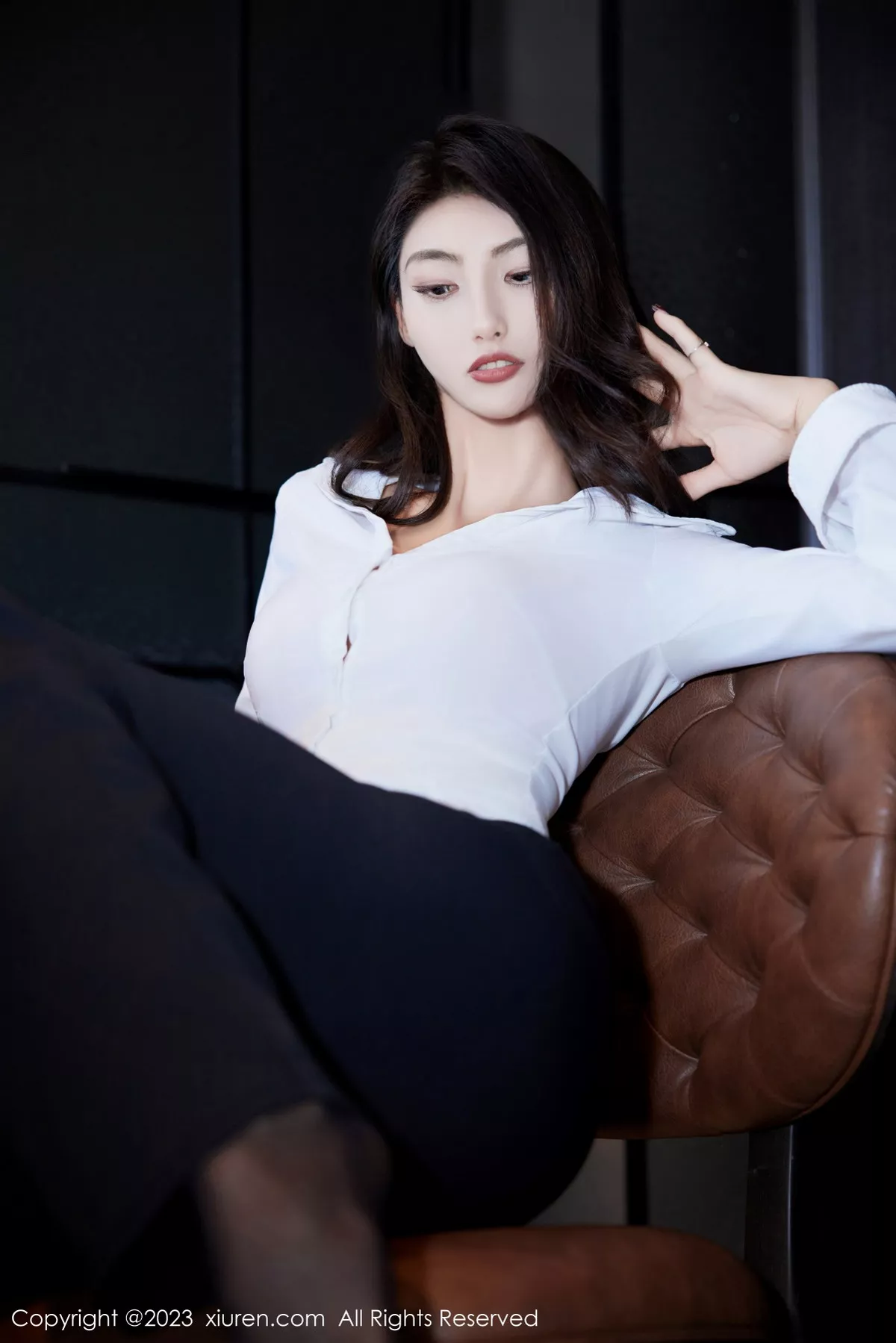 秀人集.com_[XiuRen秀人网]No.7692_模特Lingyu69性感白T配黑短裙露红色内衣配黑丝袜完美诱惑写真72P