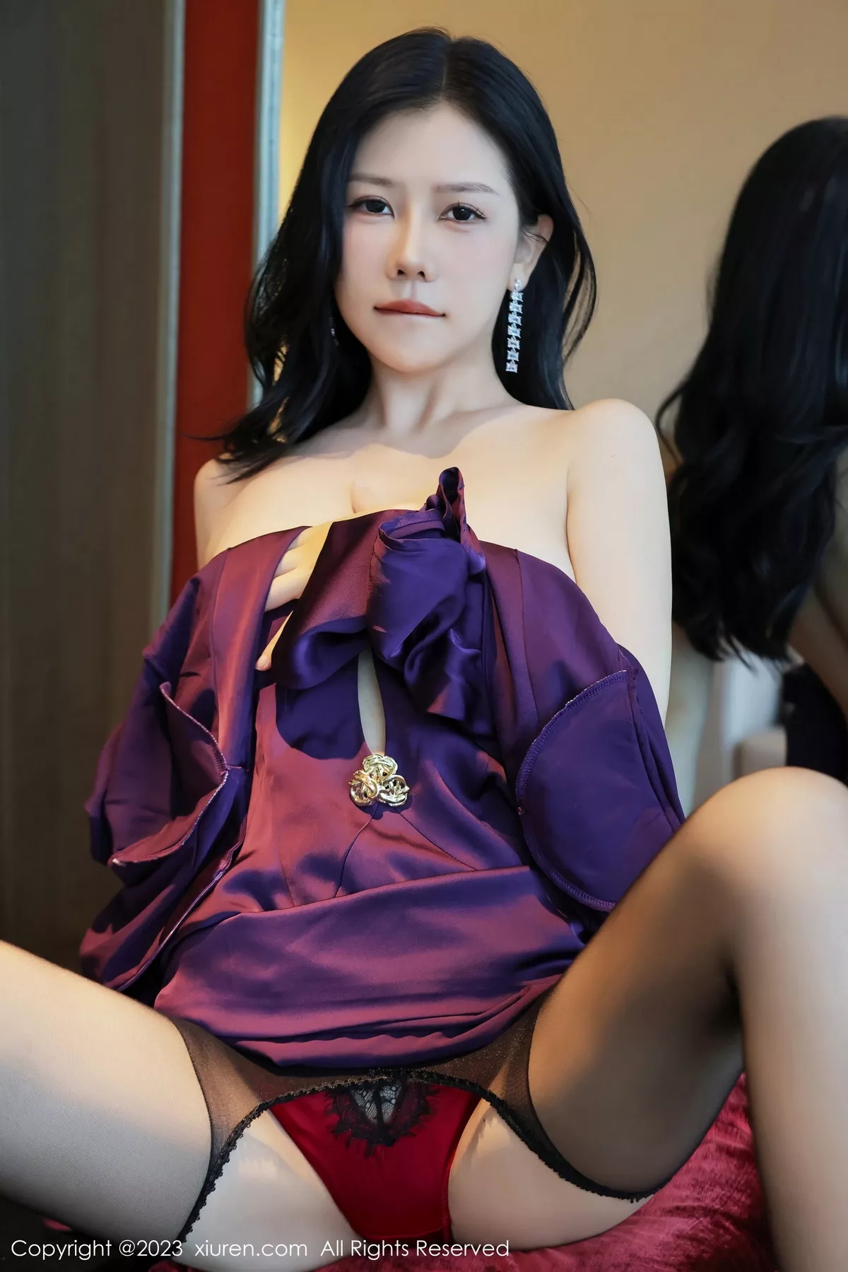 秀人集.com_[XiuRen秀人网]No.7700_模特尹甜甜性感紫色服饰露红色内裤配开档黑丝秀翘臀诱惑写真75P