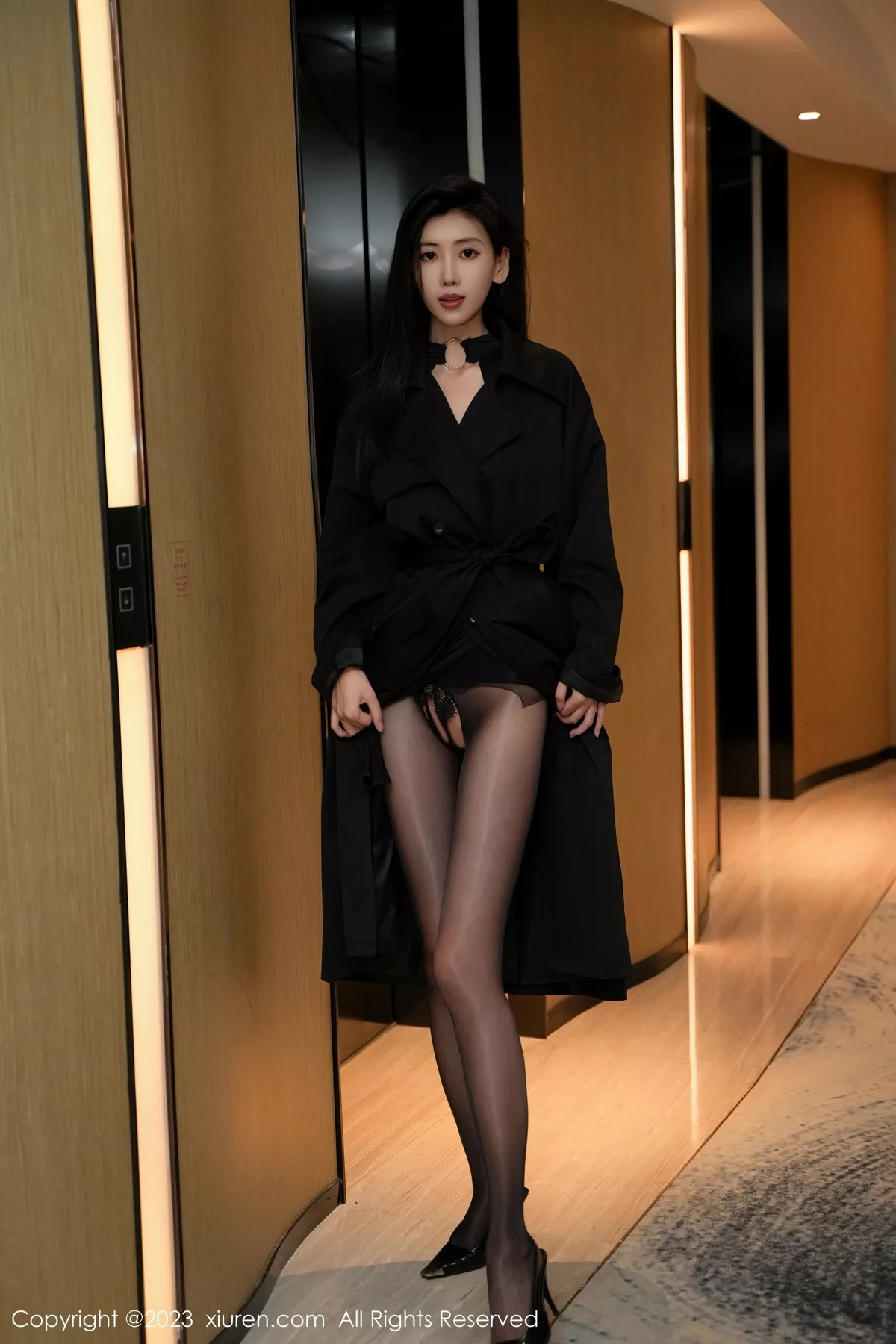 秀人集.com_[XiuRen秀人网]No.7701_模特章芃芃性感黑色服饰配闪亮开档黑丝秀翘臀美腿迷人诱惑写真81P