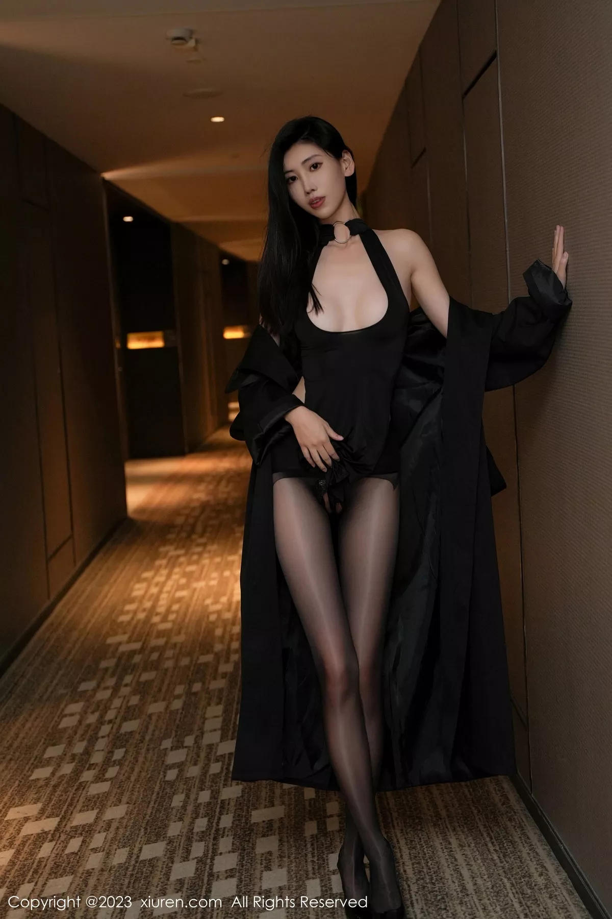 秀人集.com_[XiuRen秀人网]No.7701_模特章芃芃性感黑色服饰配闪亮开档黑丝秀翘臀美腿迷人诱惑写真81P
