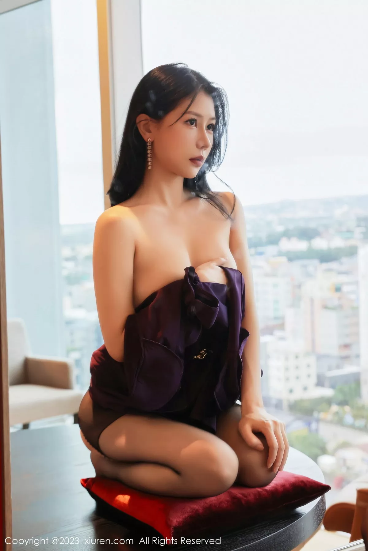 秀人集.com_[XiuRen秀人网]No.7700_模特尹甜甜性感紫色服饰露红色内裤配开档黑丝秀翘臀诱惑写真75P