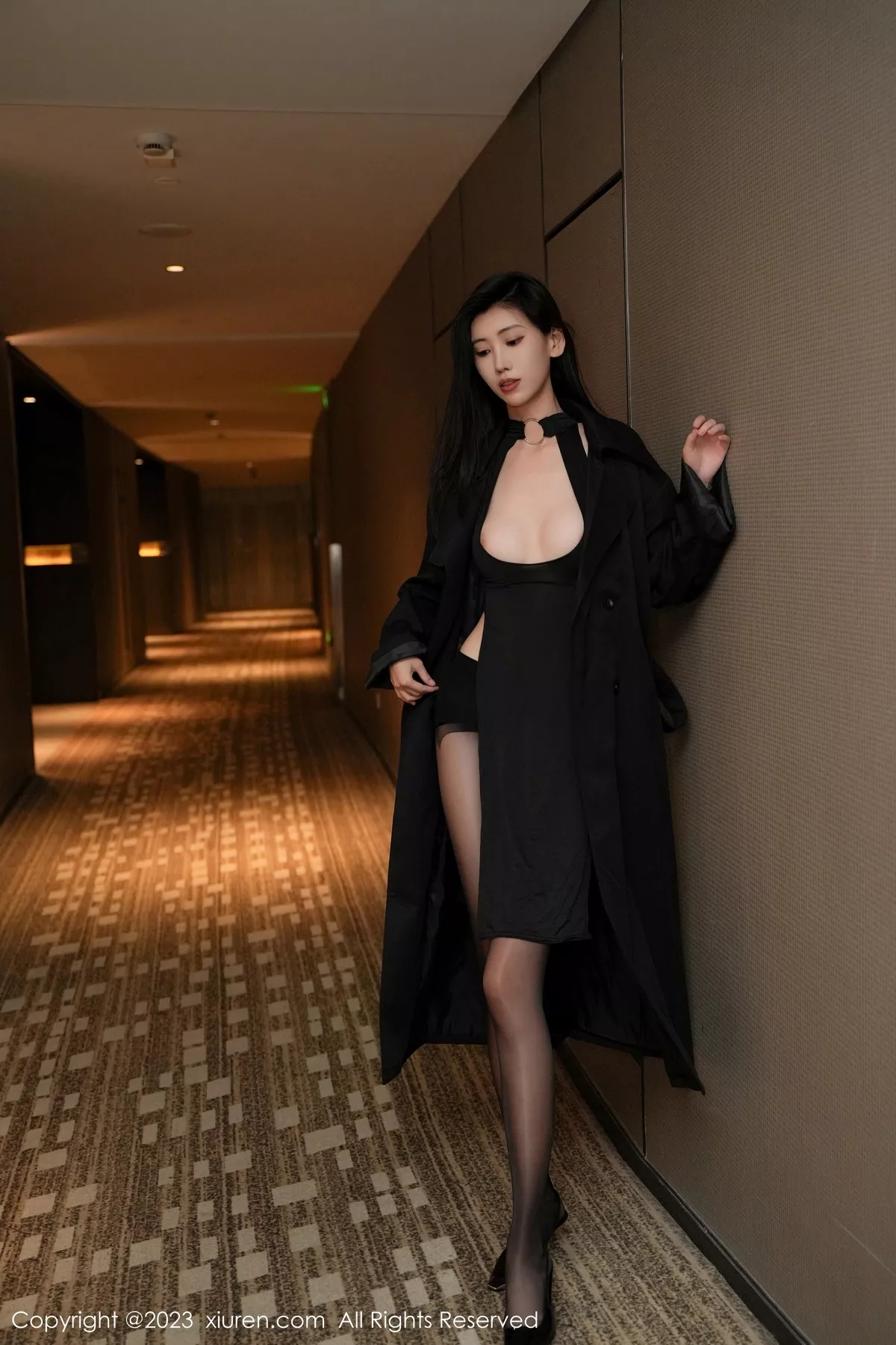 秀人集.com_[XiuRen秀人网]No.7701_模特章芃芃性感黑色服饰配闪亮开档黑丝秀翘臀美腿迷人诱惑写真81P