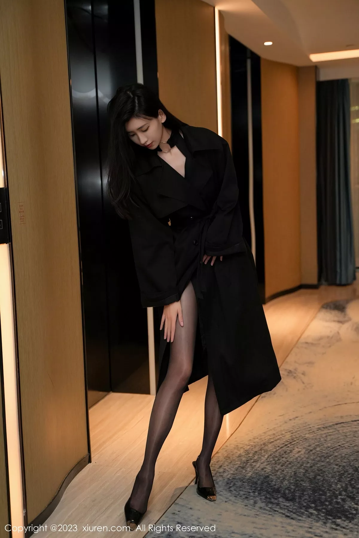 秀人集.com_[XiuRen秀人网]No.7701_模特章芃芃性感黑色服饰配闪亮开档黑丝秀翘臀美腿迷人诱惑写真81P