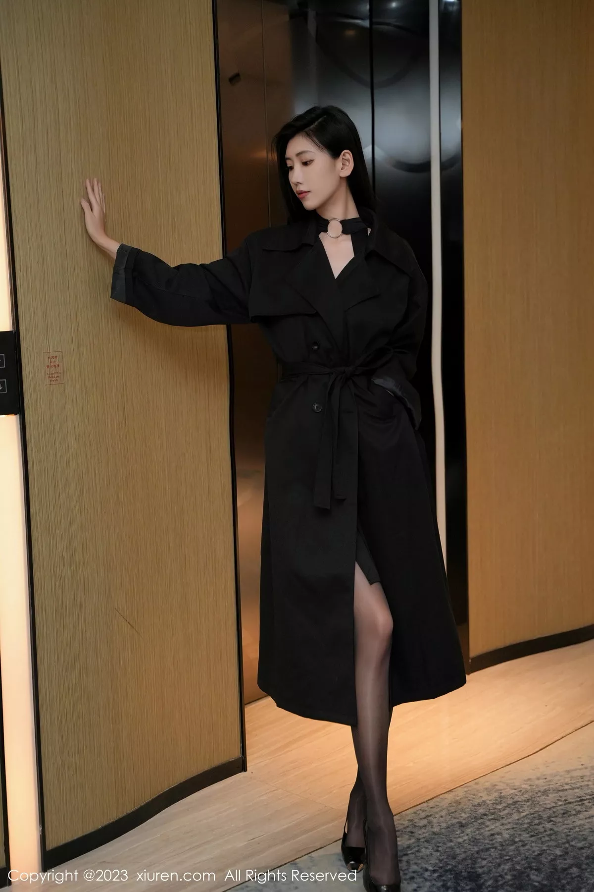 秀人集.com_[XiuRen秀人网]No.7701_模特章芃芃性感黑色服饰配闪亮开档黑丝秀翘臀美腿迷人诱惑写真81P