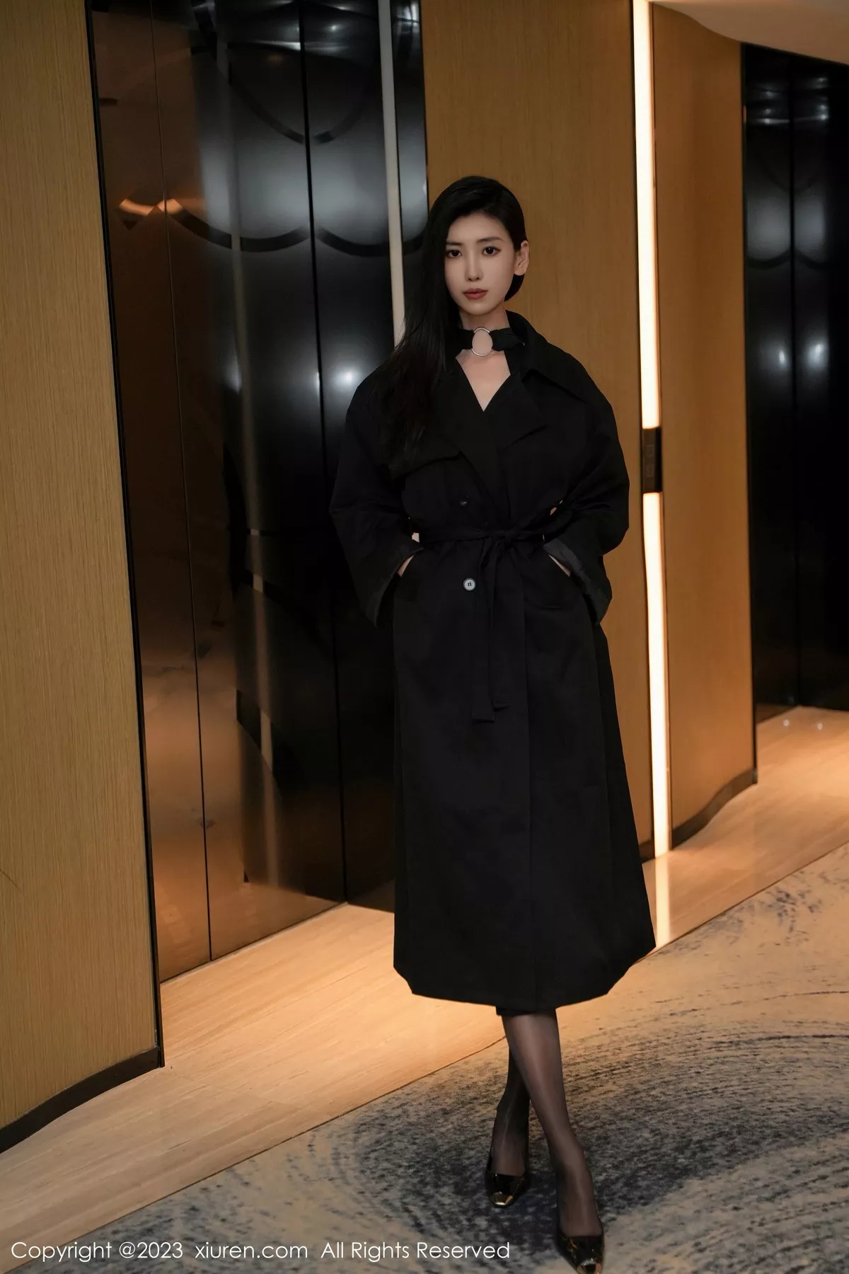 秀人集.com_[XiuRen秀人网]No.7701_模特章芃芃性感黑色服饰配闪亮开档黑丝秀翘臀美腿迷人诱惑写真81P