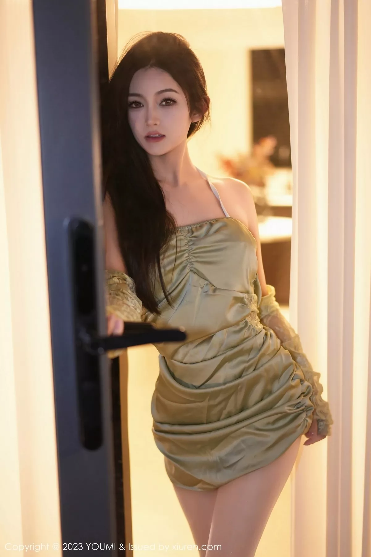 秀人集.com_[YouMi尤蜜荟]Vol.1006_模特谭小灵性感果绿连衣裙露白色蕾丝内衣秀惹火身段诱惑写真77P