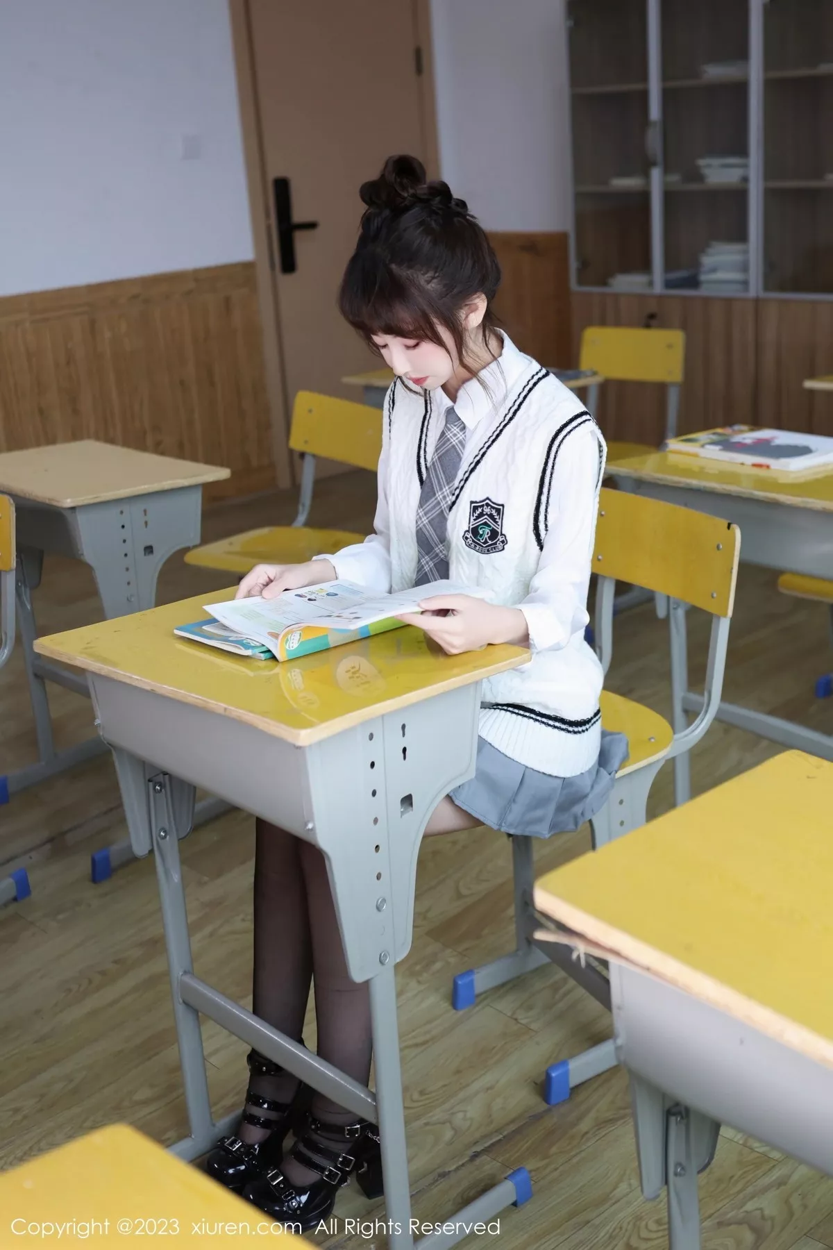 秀人集.com_[XiuRen秀人网]No.7712_模特白笑笑性感白色学妹制服露轻透内衣黑丝袜秀美腿诱惑写真87P