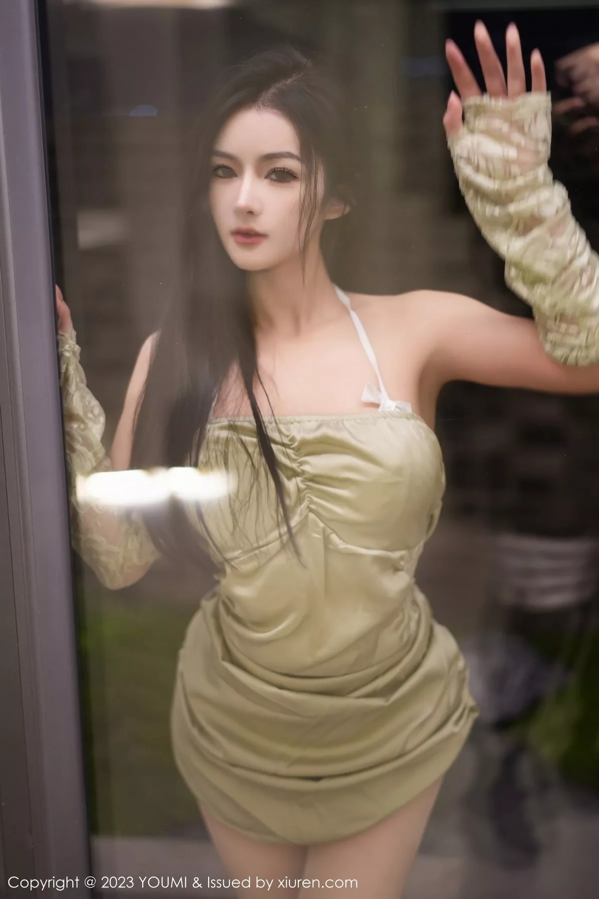 秀人集.com_[YouMi尤蜜荟]Vol.1006_模特谭小灵性感果绿连衣裙露白色蕾丝内衣秀惹火身段诱惑写真77P