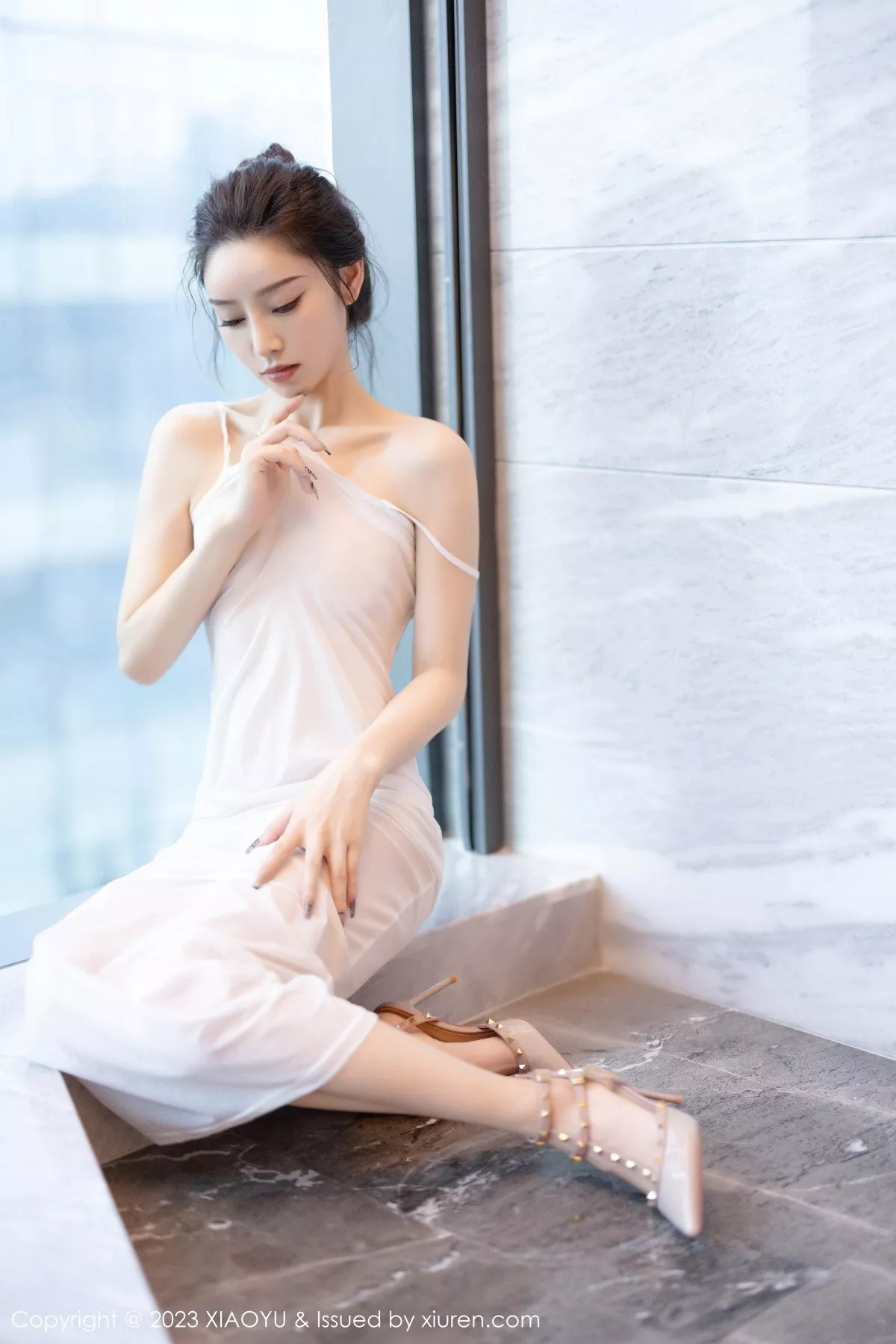 秀人集.com_[XiaoYu画语界]Vol.1152_模特苏曼兮性感米色服饰配白色丝袜+白色薄纱长裙迷人诱惑写真83P