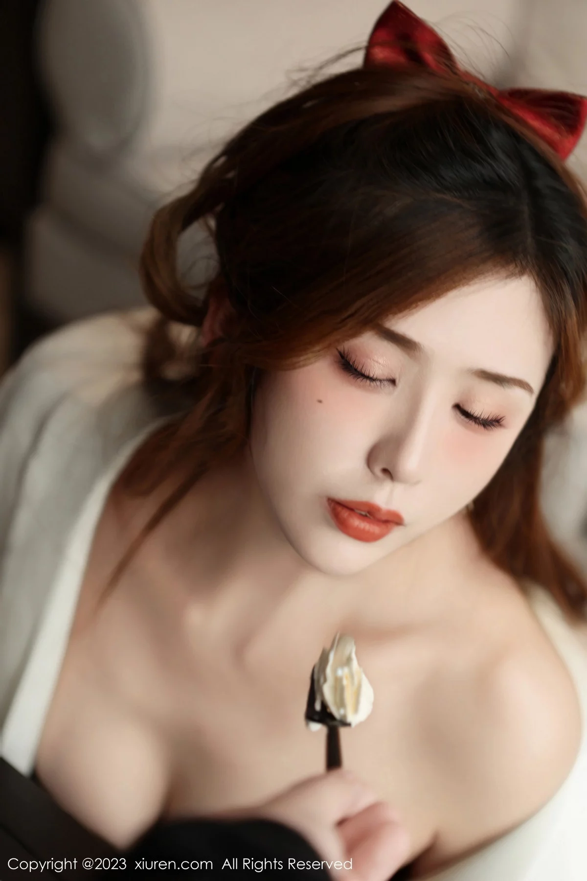 秀人集.com_[XiuRen秀人网]No.7872_模特月野兔美妞性感黑色连衣短裙配黑丝袜秀曼妙身姿诱惑写真75P