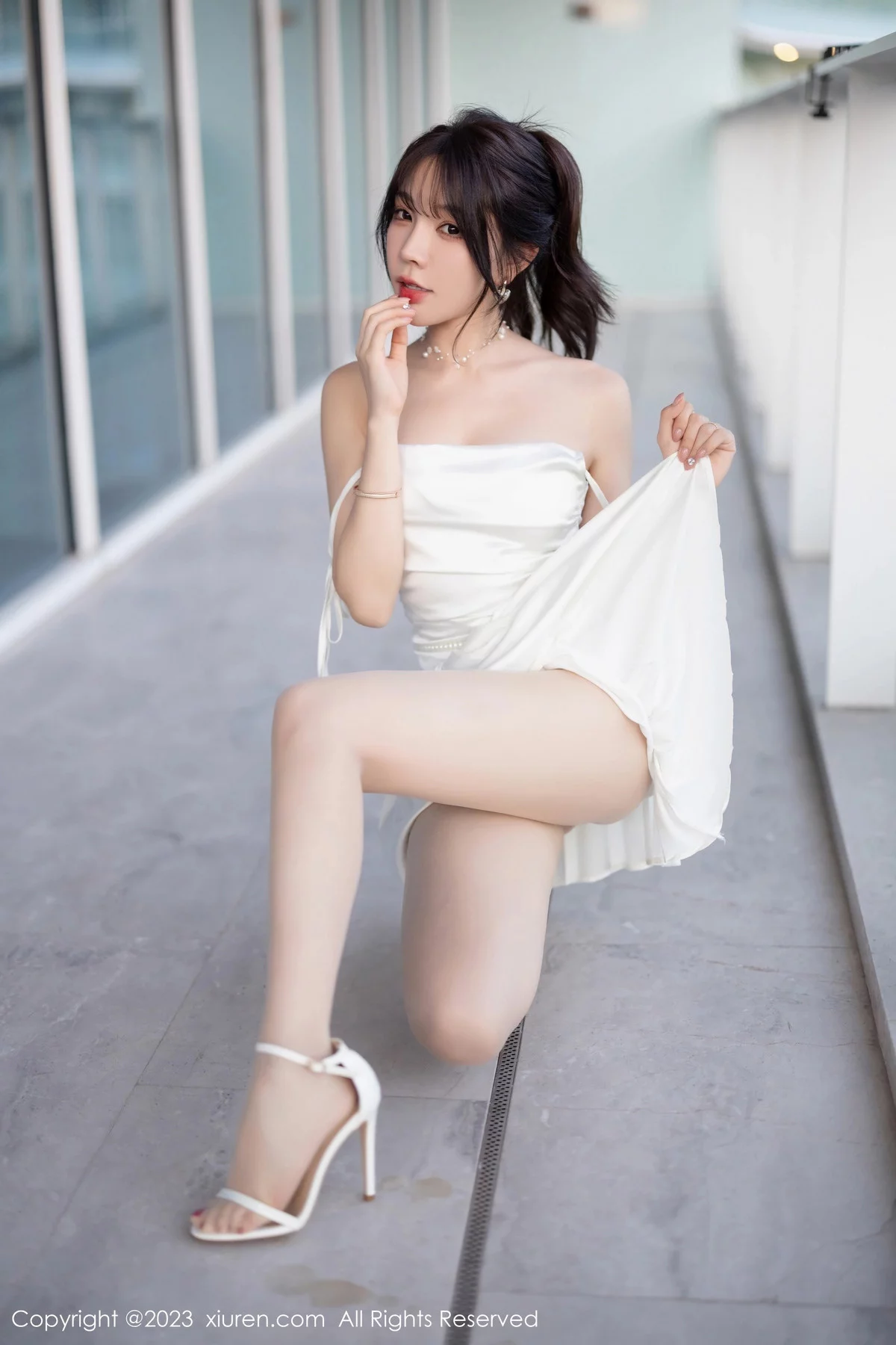 秀人集.com_[XiuRen秀人网]No.7889_女神徐莉芝Booty白色露肩礼裙配原色丝袜秀曼妙身姿诱惑写真100P