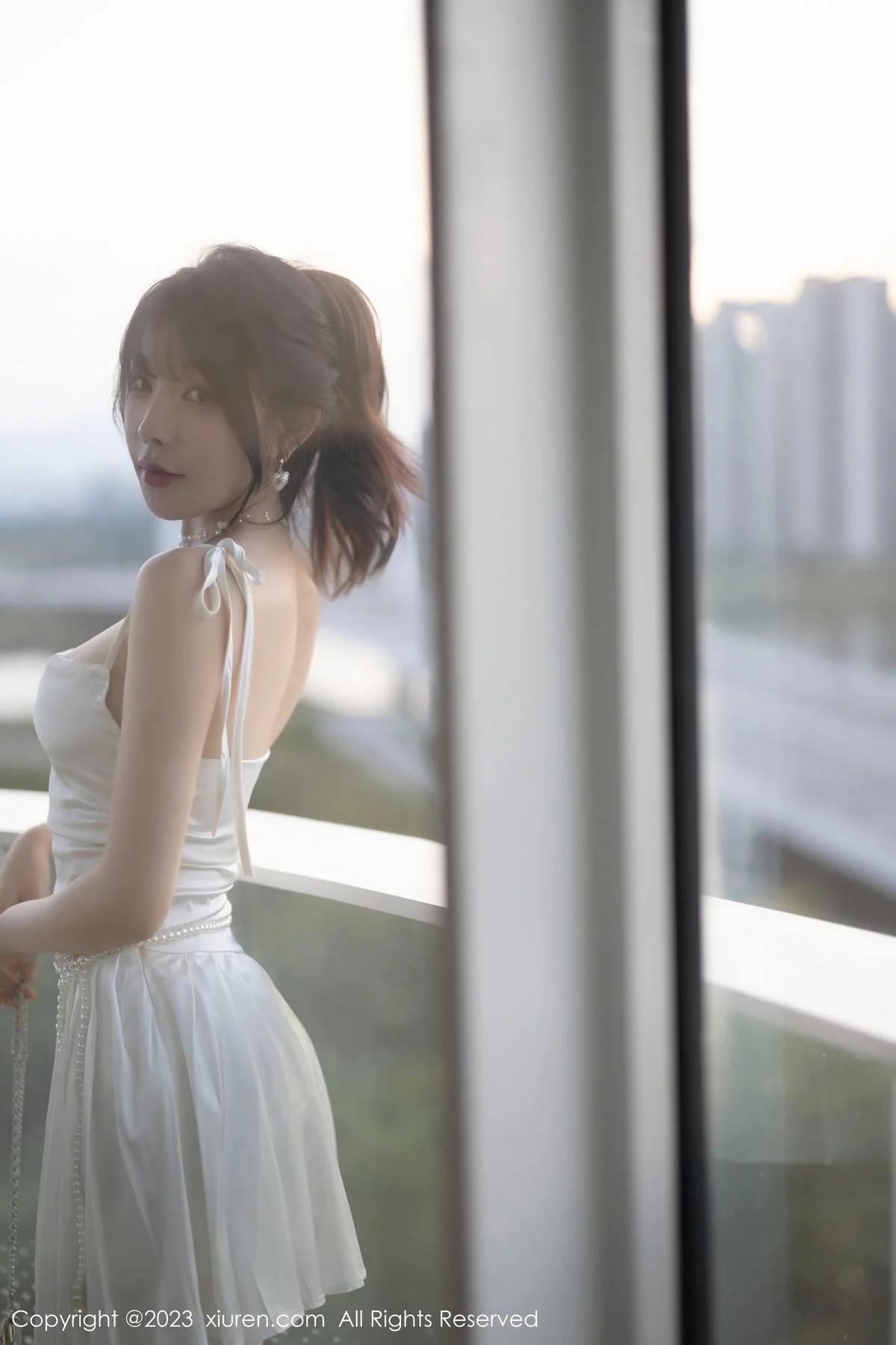 秀人集.com_[XiuRen秀人网]No.7889_女神徐莉芝Booty白色露肩礼裙配原色丝袜秀曼妙身姿诱惑写真100P