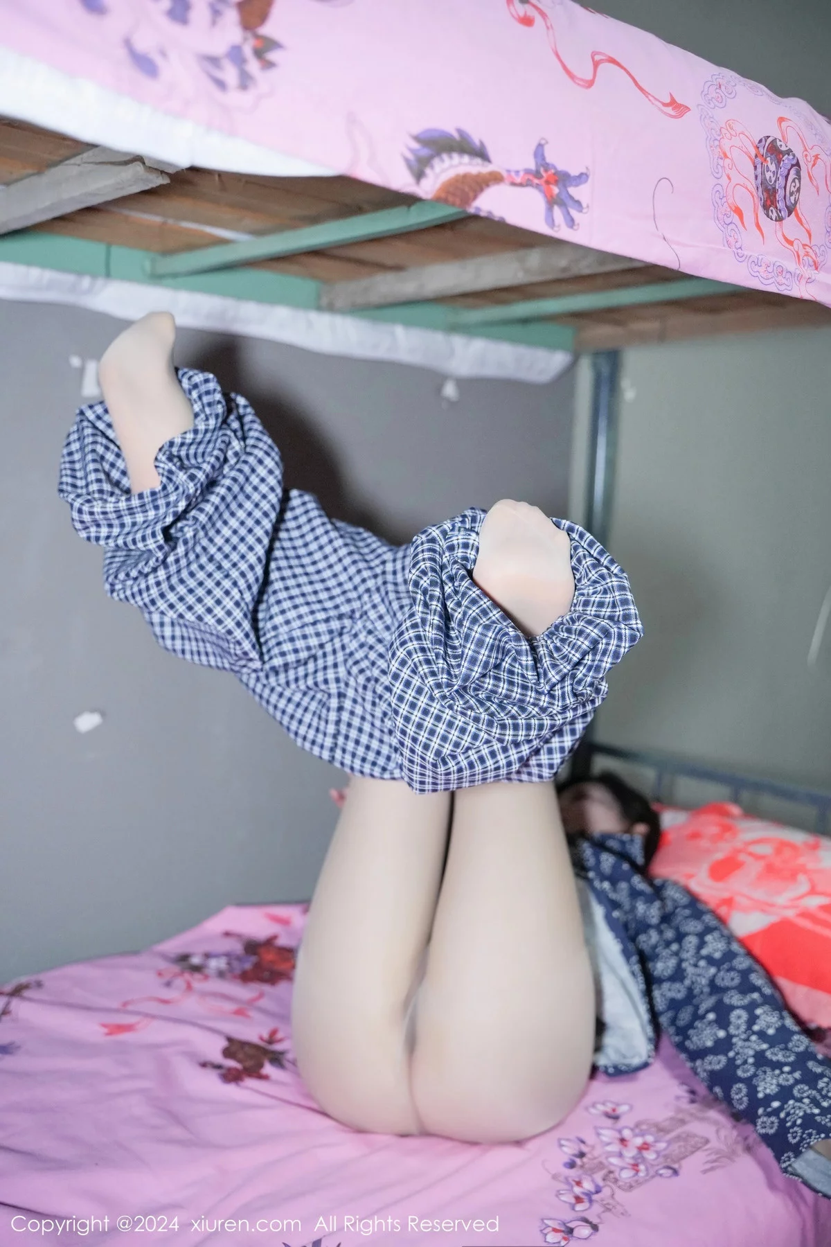 秀人集.com_[XiuRen秀人网]No.7915_女神Carol周妍希宿舍拍摄私房床上超薄肉丝秀翘臀美腿诱惑写真86P