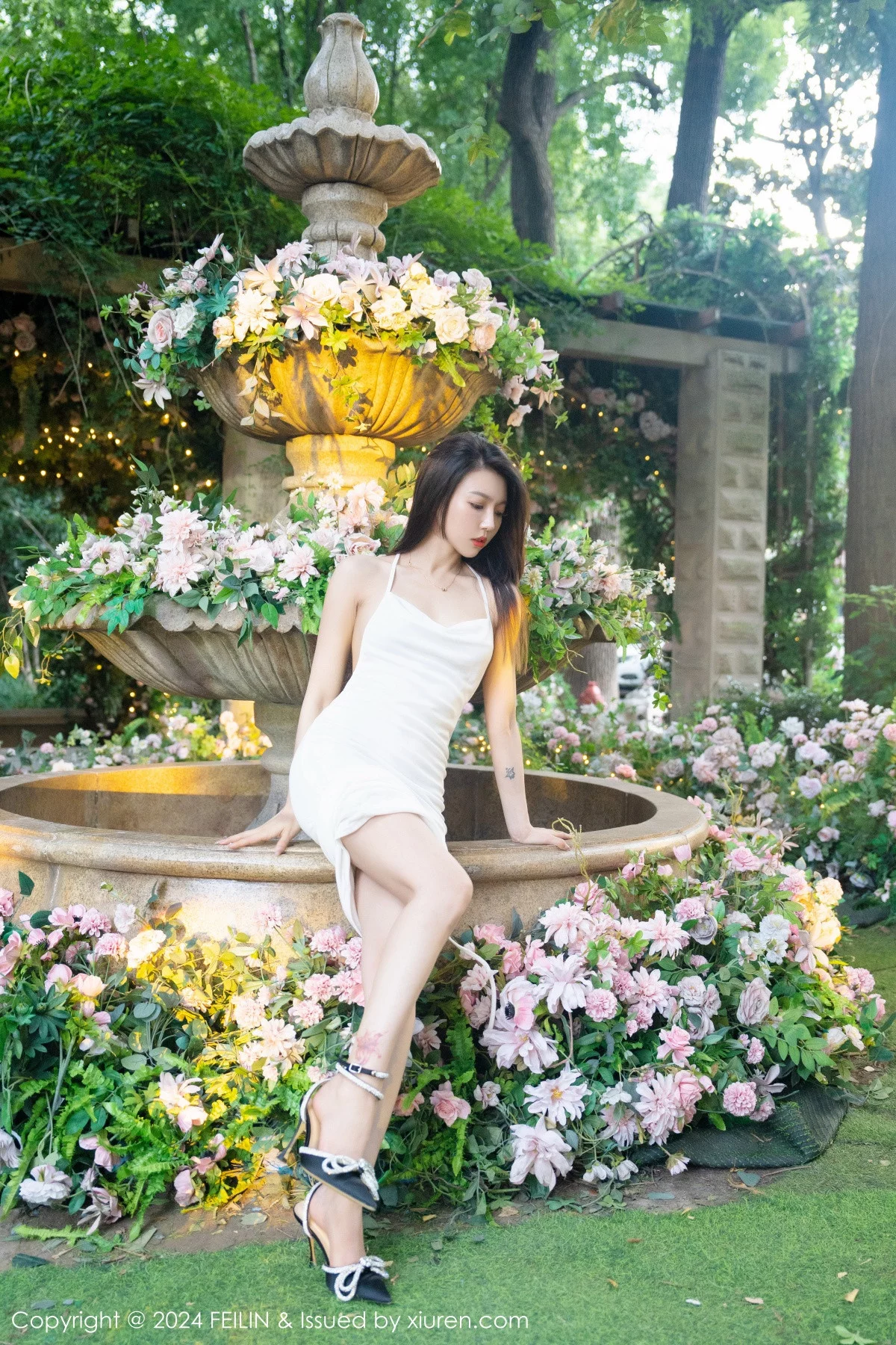 秀人集.com_[FeiLin嗲囡囡]VOL.472_女神冯木木LRIS白色连衣长裙+性感灰色内衣秀曼妙身姿迷人写真70P