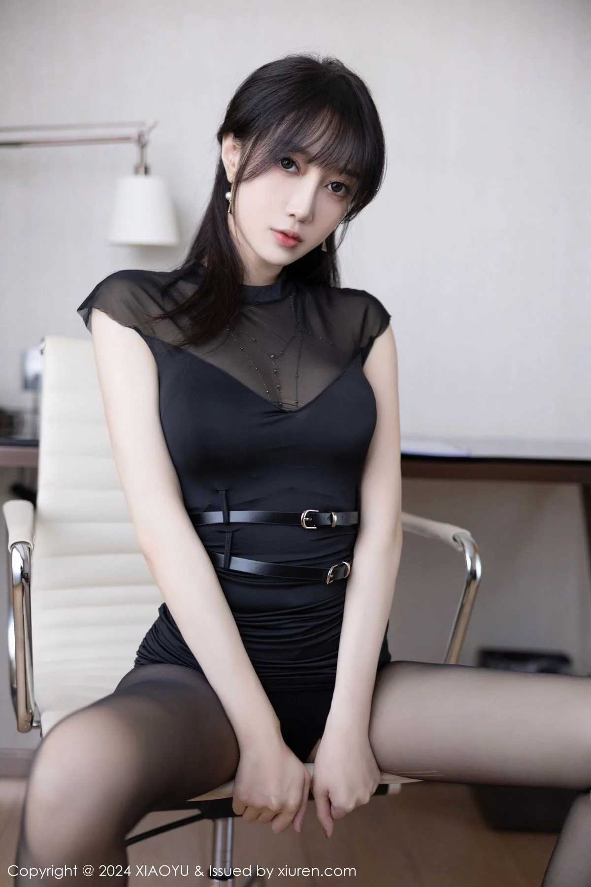 秀人集.com_[XiaoYu画语界]Vol.1180_模特玥儿玥er黑色连衣短裙露黑色内衣配开档黑丝秀美腿诱惑写真81P