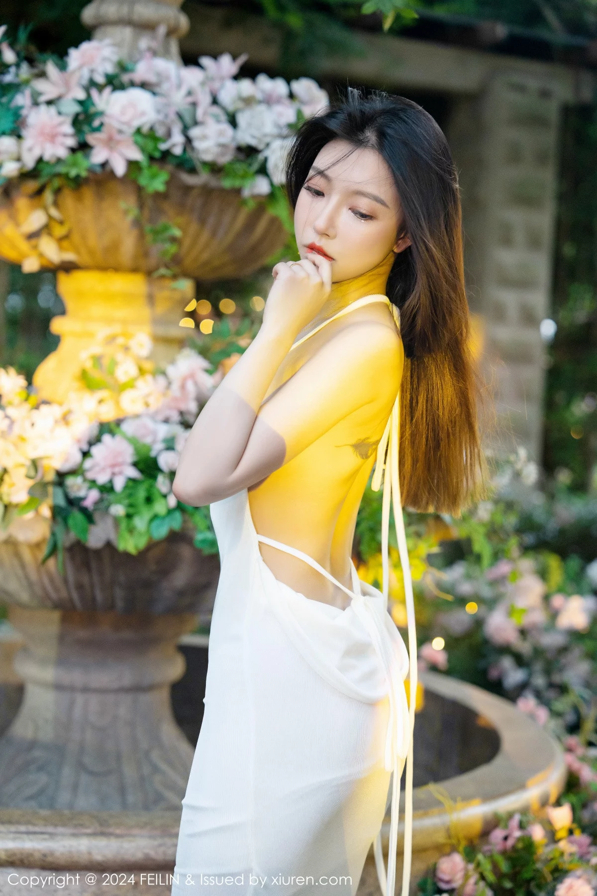 秀人集.com_[FeiLin嗲囡囡]VOL.472_女神冯木木LRIS白色连衣长裙+性感灰色内衣秀曼妙身姿迷人写真70P