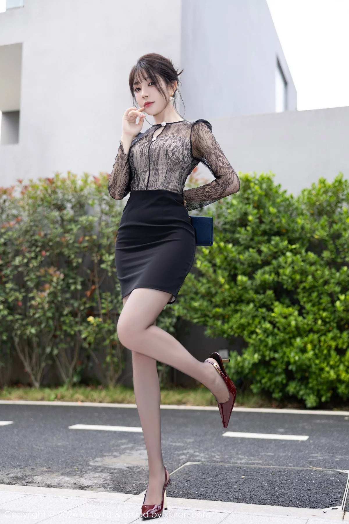 秀人集.com_[XiaoYu画语界]Vol.1181_女神徐莉芝Booty黑色轻透连衣裙露蓝色内衣秀曼妙身姿诱惑写真84P