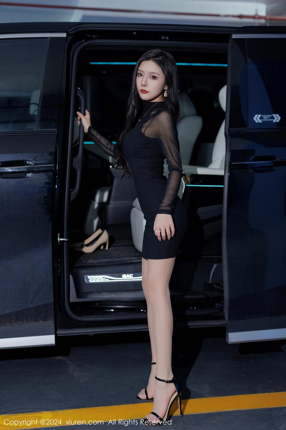 秀人集.com_[XiuRen秀人网]No.7942_模特七七kiko性感黑色连衣短裙露暖色内衣配原色丝袜迷人写真50P