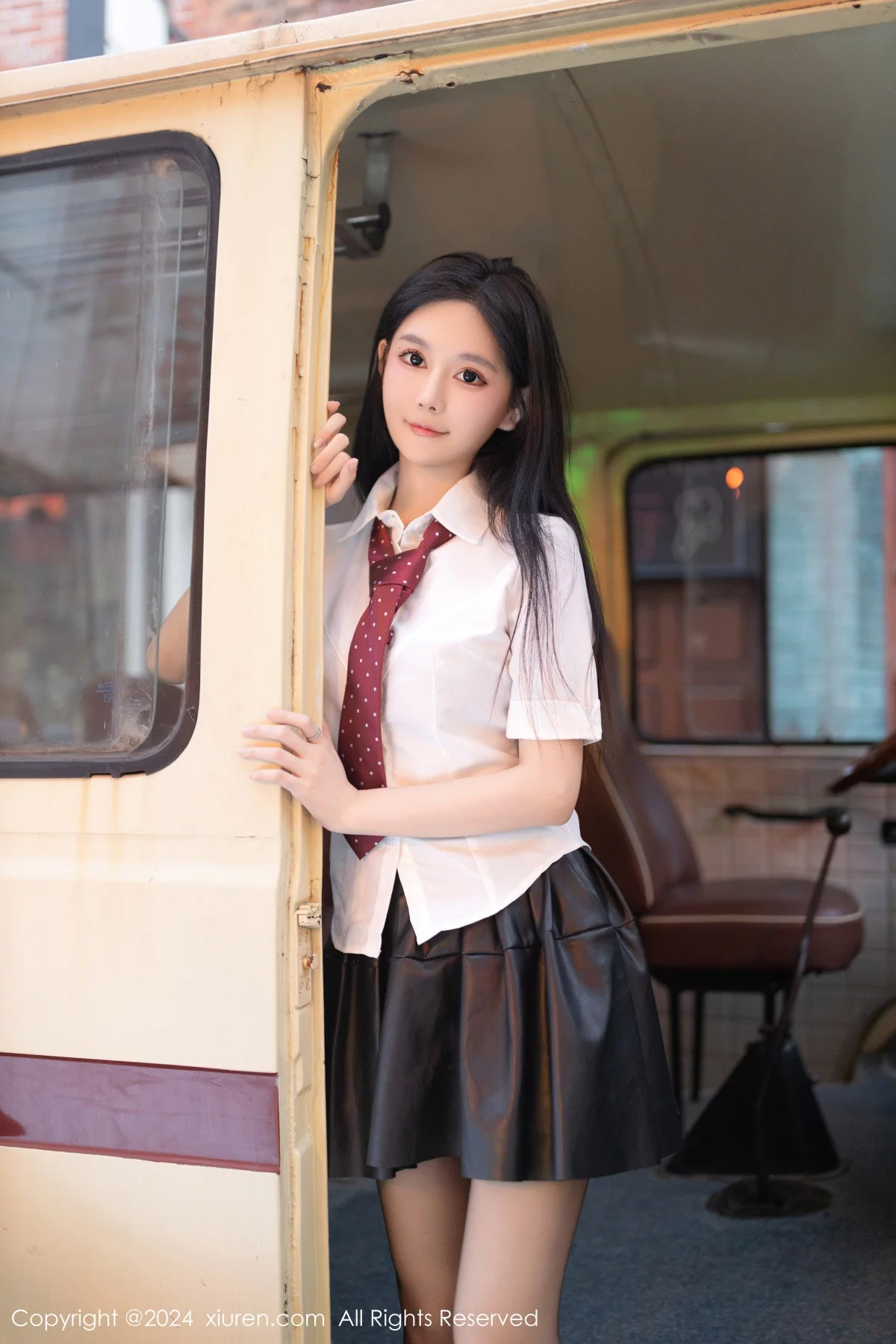 秀人集.com_[XiuRen秀人网]No.7957_模特幼幼性感学妹装扮红色蕾丝内衣配破烂黑丝秀美腿诱惑写真80P