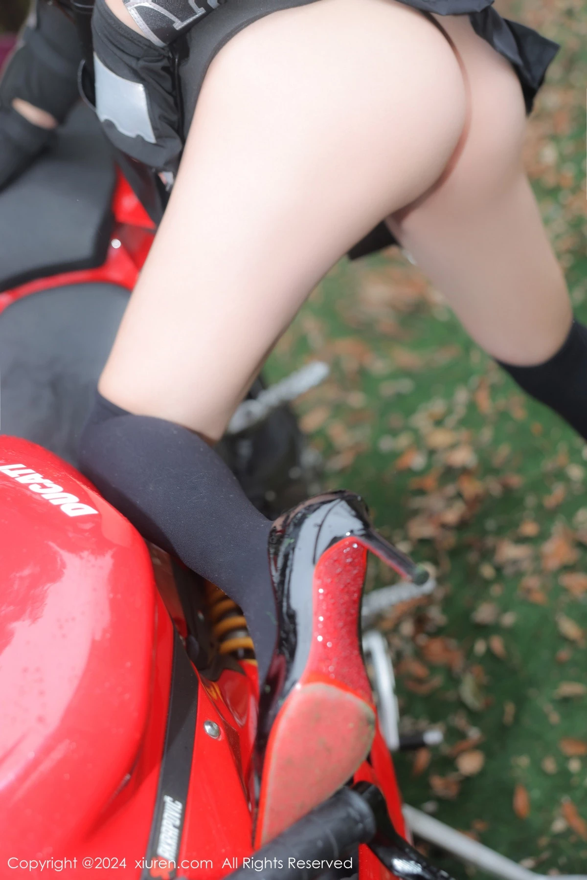 秀人集.com_[XiuRen秀人网]No.7969_模特小薯条nienie摩托女郎角色白上衣配黑短裙秀丰满身材诱惑写真69P