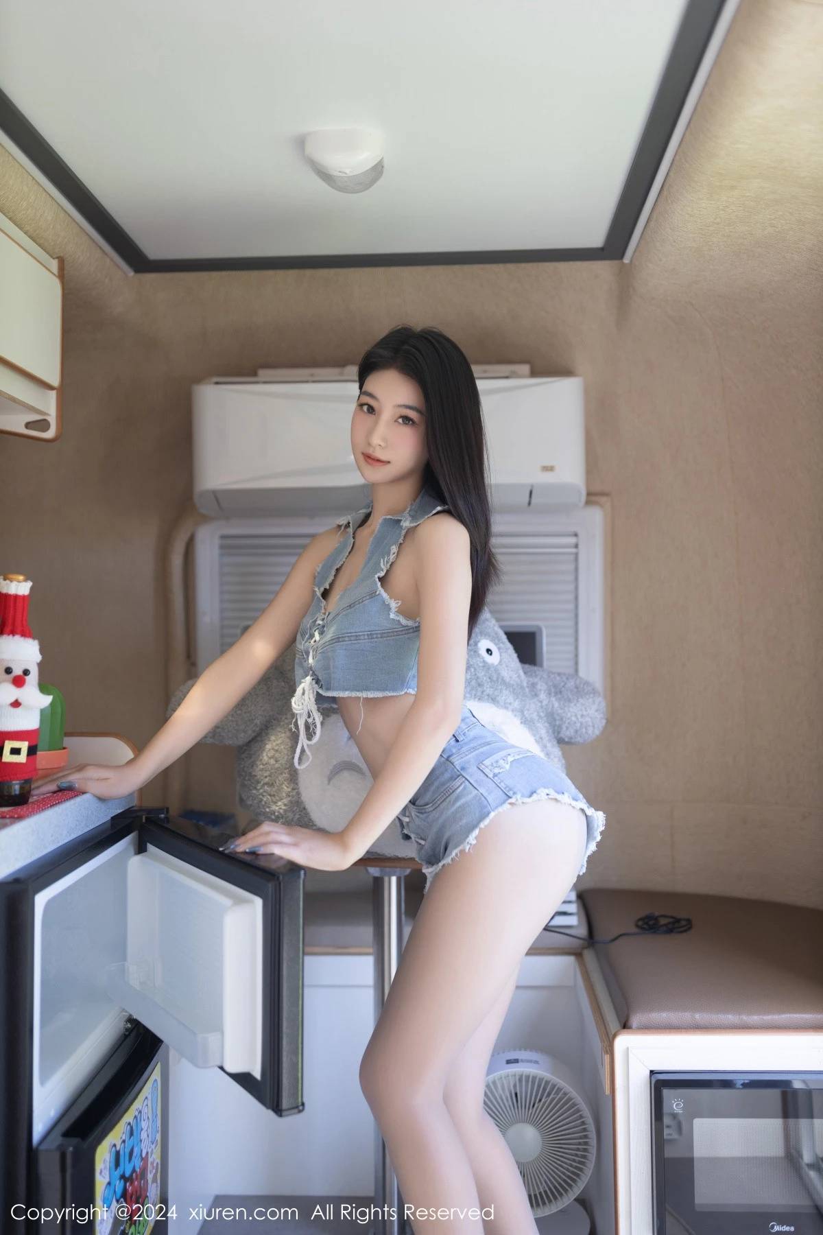 秀人集.com_[XiuRen秀人网]No.7973_模特熊小诺性感牛仔布短款套装配超薄灰丝秀曼妙身姿诱惑写真80P