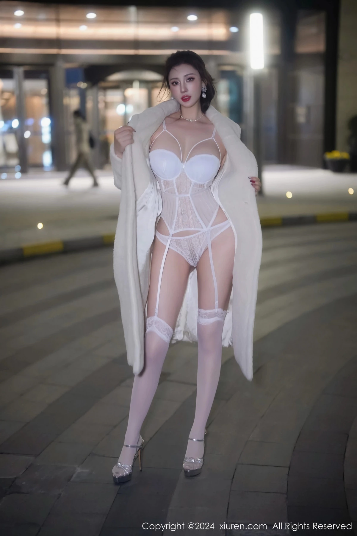 秀人集.com_[XiuRen秀人网]No.7978_新人模特蕾蕾醒了没性感白色蕾丝情趣服饰配白丝吊袜诱惑写真75P