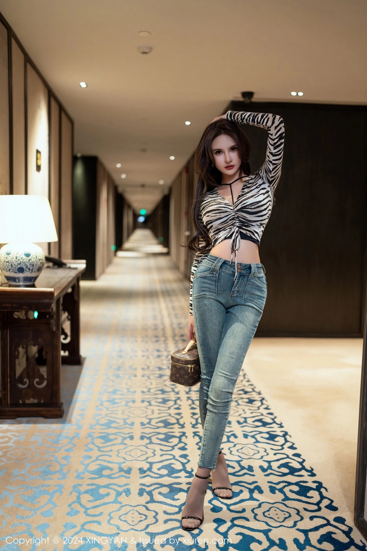 秀人集.com_[XINGYAN星颜社]VOL.224_女神Emily尹菲黑色上衣配牛仔裤露超薄灰丝秀翘臀美腿诱惑写真82P