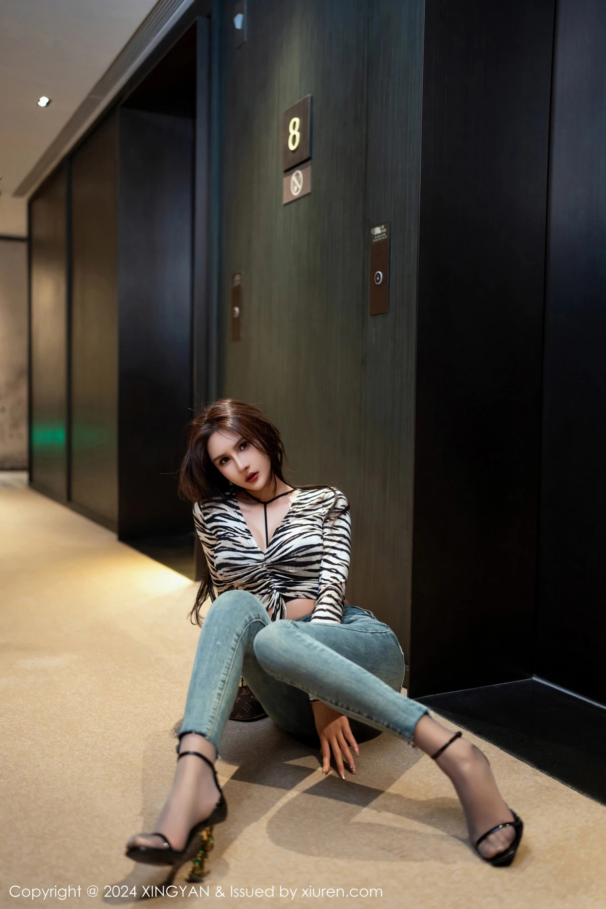 秀人集.com_[XINGYAN星颜社]VOL.224_女神Emily尹菲黑色上衣配牛仔裤露超薄灰丝秀翘臀美腿诱惑写真82P