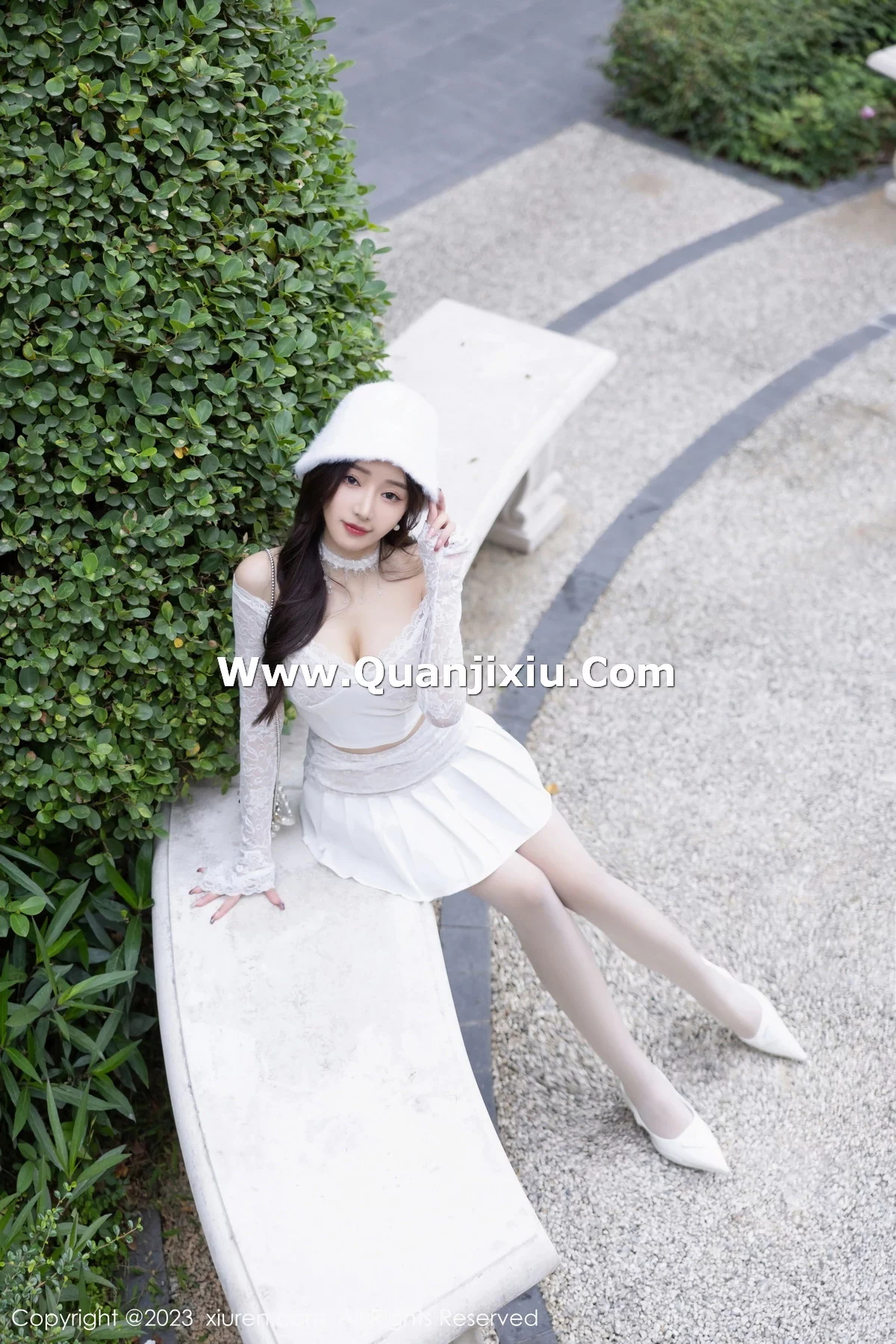 秀人集.com_[XiuRen秀人网]No.7863_女神王馨瑶yanni红色圣诞服饰+白色短裙套装秀完美身材诱惑写真91P