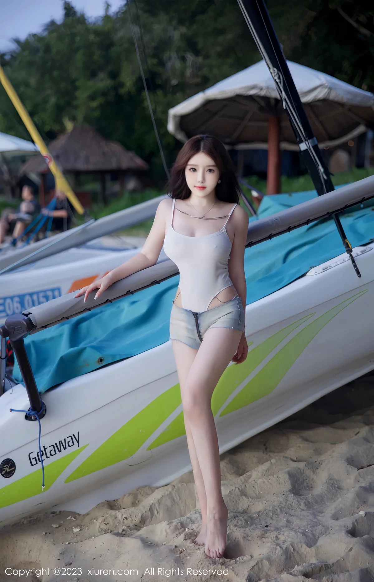 秀人集.com_[XiuRen秀人网]No.7866_模特小薯条nienie沙滩场所性感浅灰色连体衣秀曼妙身姿诱惑写真72P