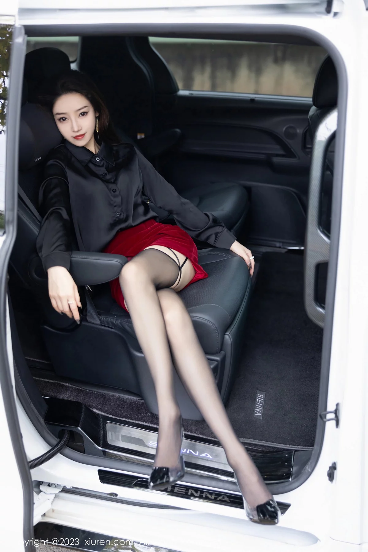 秀人集.com_[XiuRen秀人网]No.7867_模特苏曼兮黑色上衣露性感黑色内衣配黑丝吊袜秀翘臀诱惑写真83P