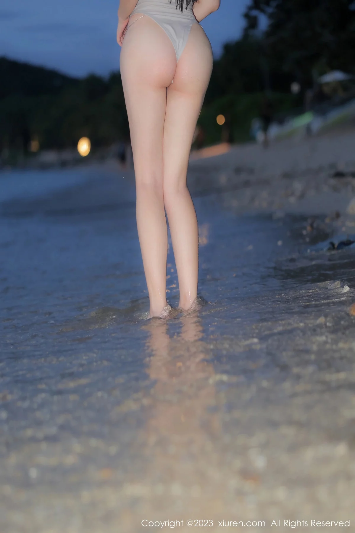 秀人集.com_[XiuRen秀人网]No.7866_模特小薯条nienie沙滩场所性感浅灰色连体衣秀曼妙身姿诱惑写真72P