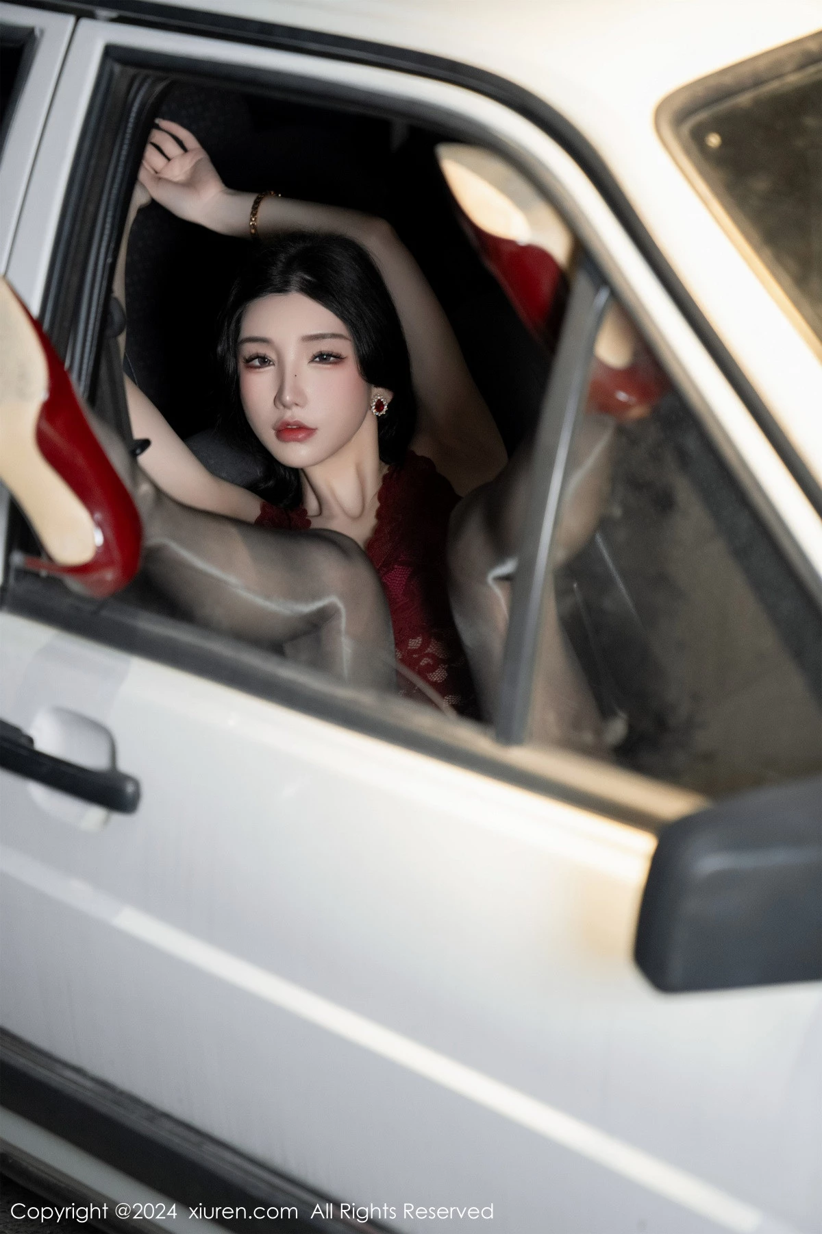 秀人集.com_[XiuRen秀人网]No.7993_女神周于希Sally红色上衣配黑短裙露闪亮开档黑丝撩人诱惑写真83P