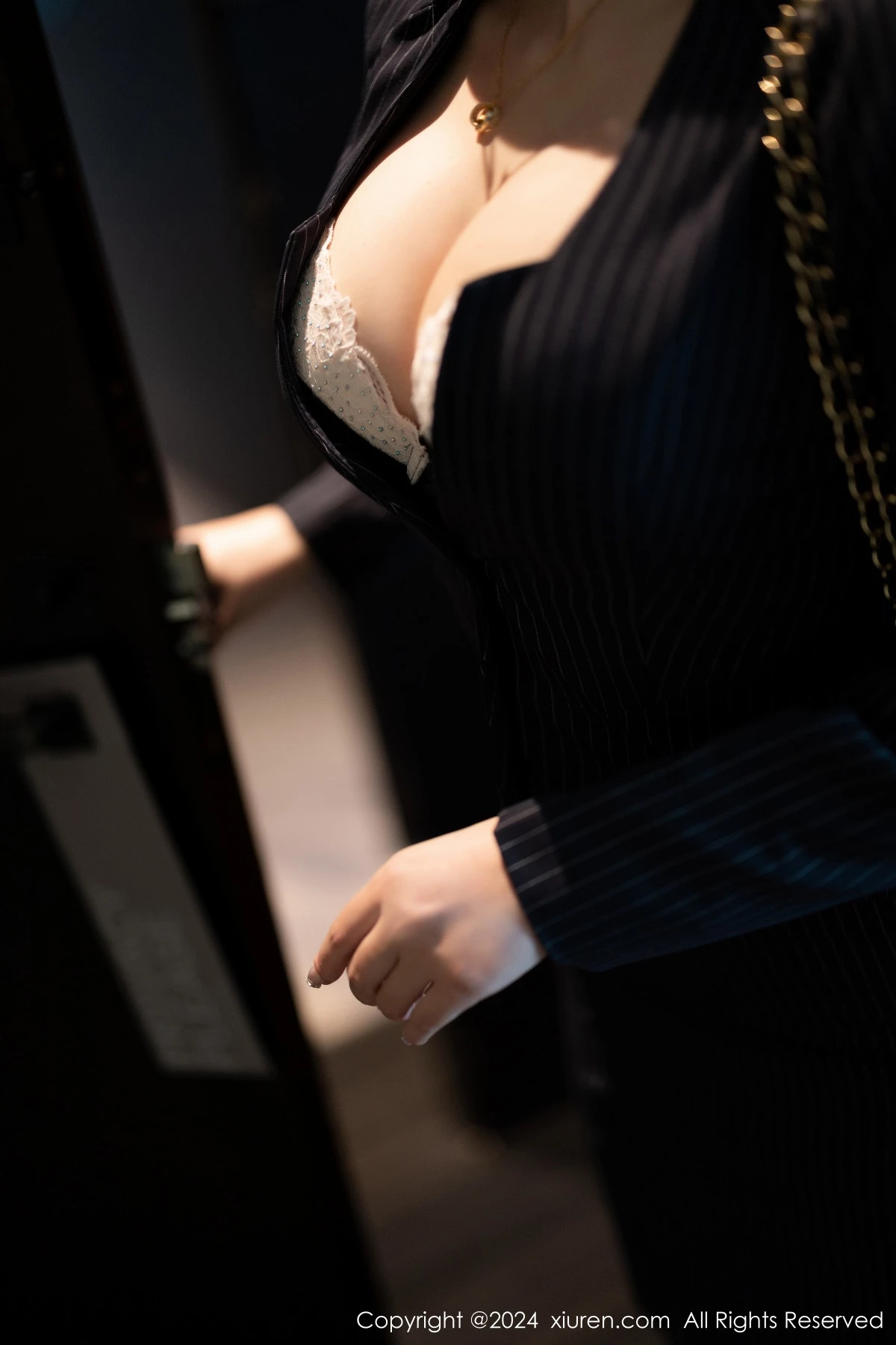 秀人集.com_[XiaoYu画语界]Vol.1188_女神杨晨晨Yome性感黑色条纹西服套装露白色内衣完美诱惑写真85P