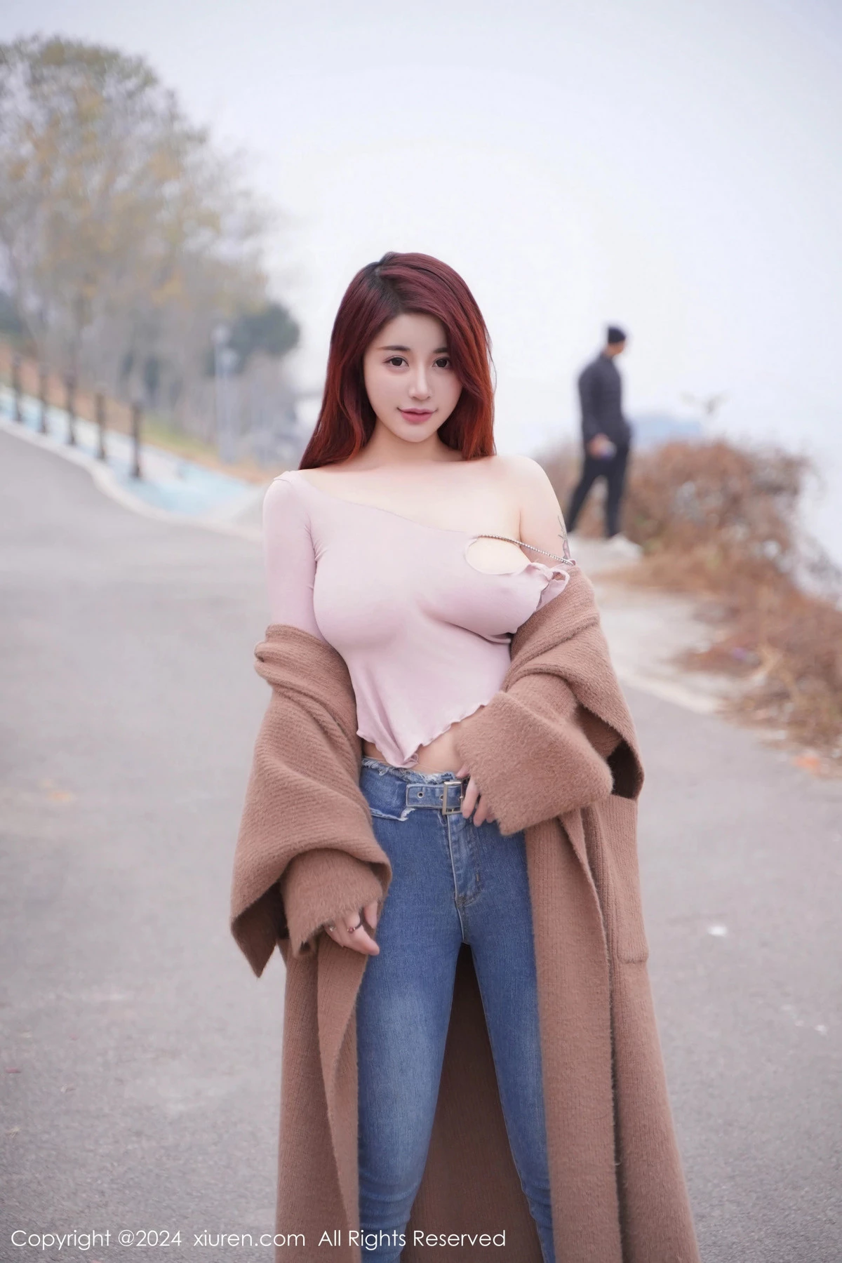 秀人集.com_[XiuRen秀人网]No.8076_模特美七Mia户外性感粉色上衣配牛仔裤秀丰腴有致身材诱惑写真82P