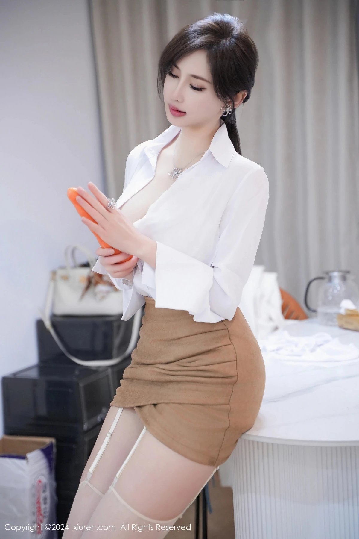 秀人集.com_[XiuRen秀人网]No.8083_女神Carol周妍希性感白色上衣配肉丝吊袜秀丰满身材诱惑写真96P