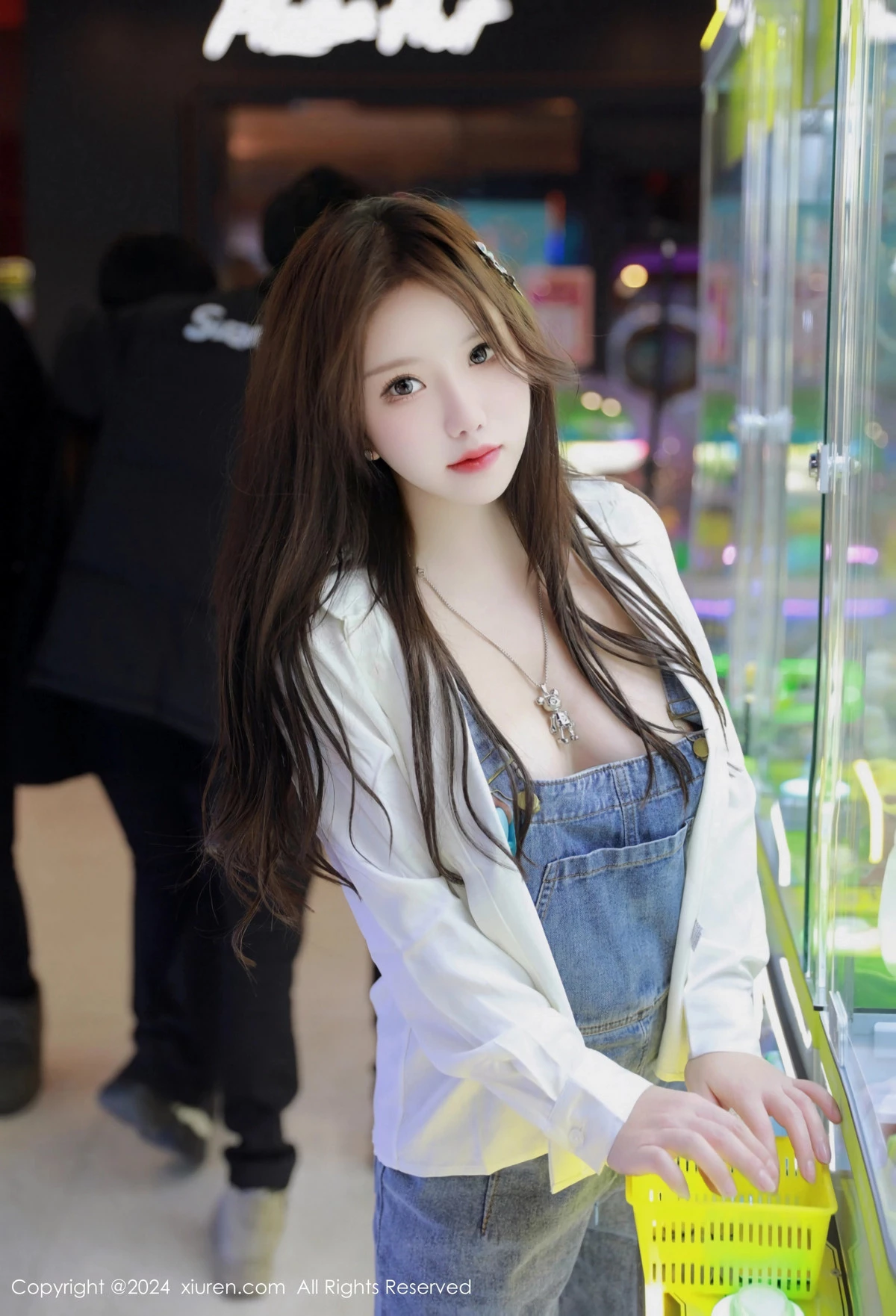 秀人集.com_[XiuRen秀人网]No.8087_模特小薯条nienie电玩店场景性感牛仔背带裤秀曼妙身姿诱惑写真81P