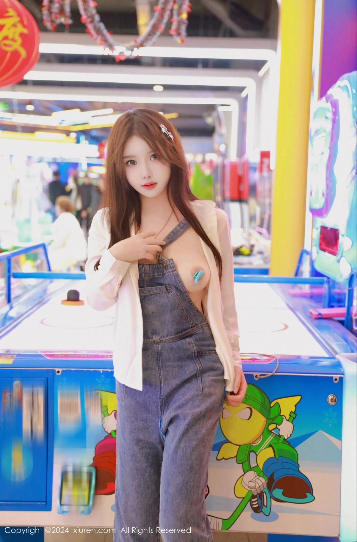 秀人集.com_[XiuRen秀人网]No.8087_模特小薯条nienie电玩店场景性感牛仔背带裤秀曼妙身姿诱惑写真81P