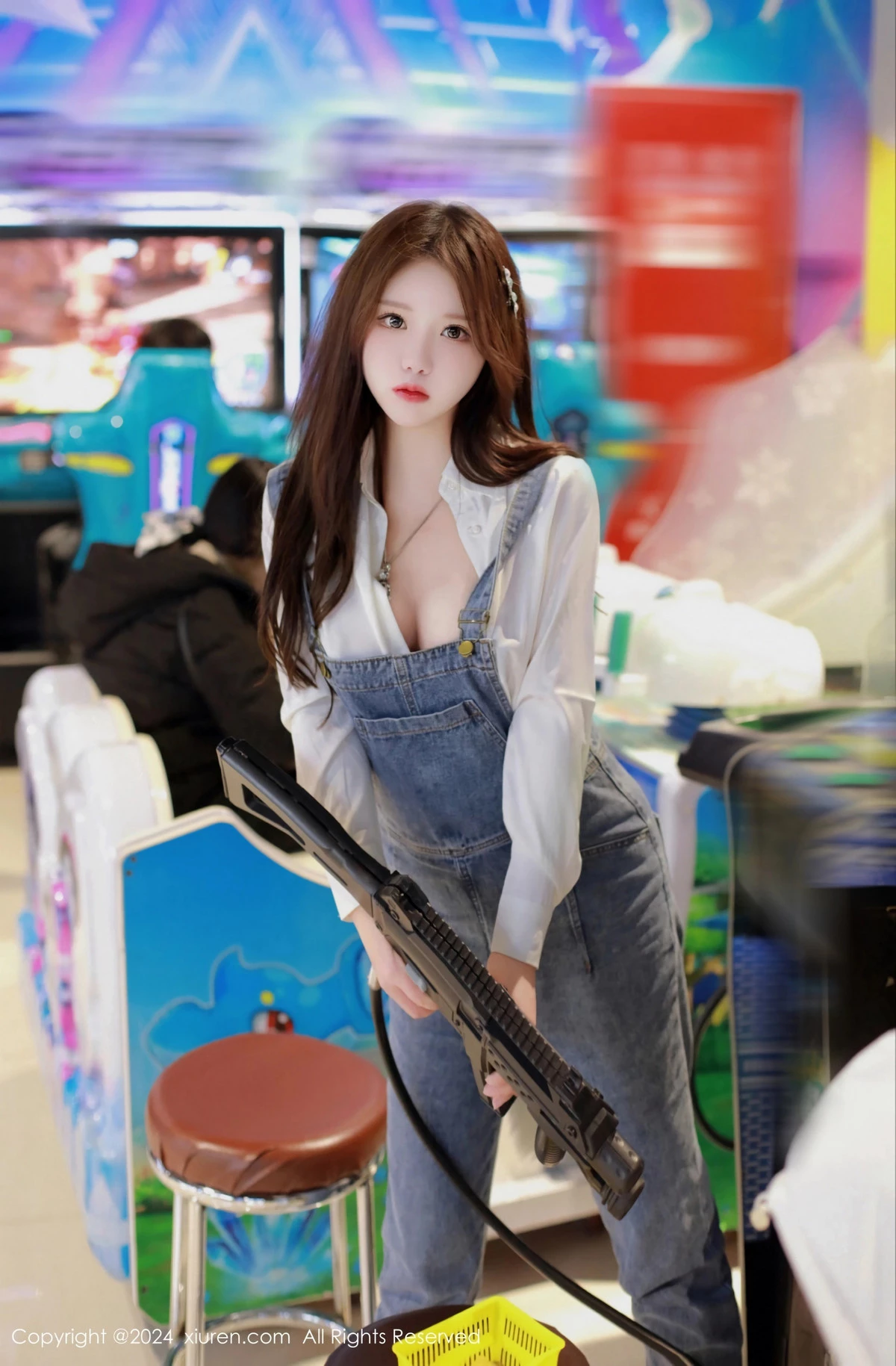 秀人集.com_[XiuRen秀人网]No.8087_模特小薯条nienie电玩店场景性感牛仔背带裤秀曼妙身姿诱惑写真81P