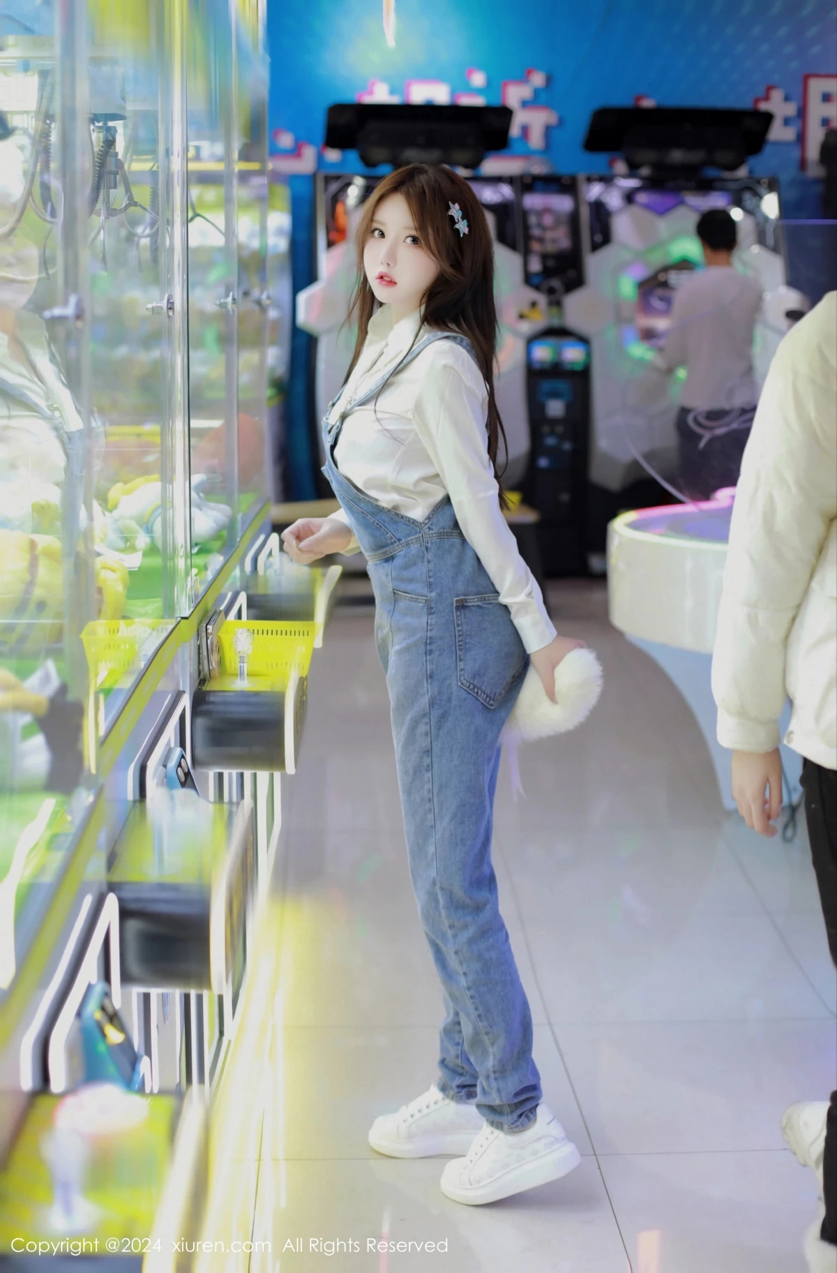 秀人集.com_[XiuRen秀人网]No.8087_模特小薯条nienie电玩店场景性感牛仔背带裤秀曼妙身姿诱惑写真81P