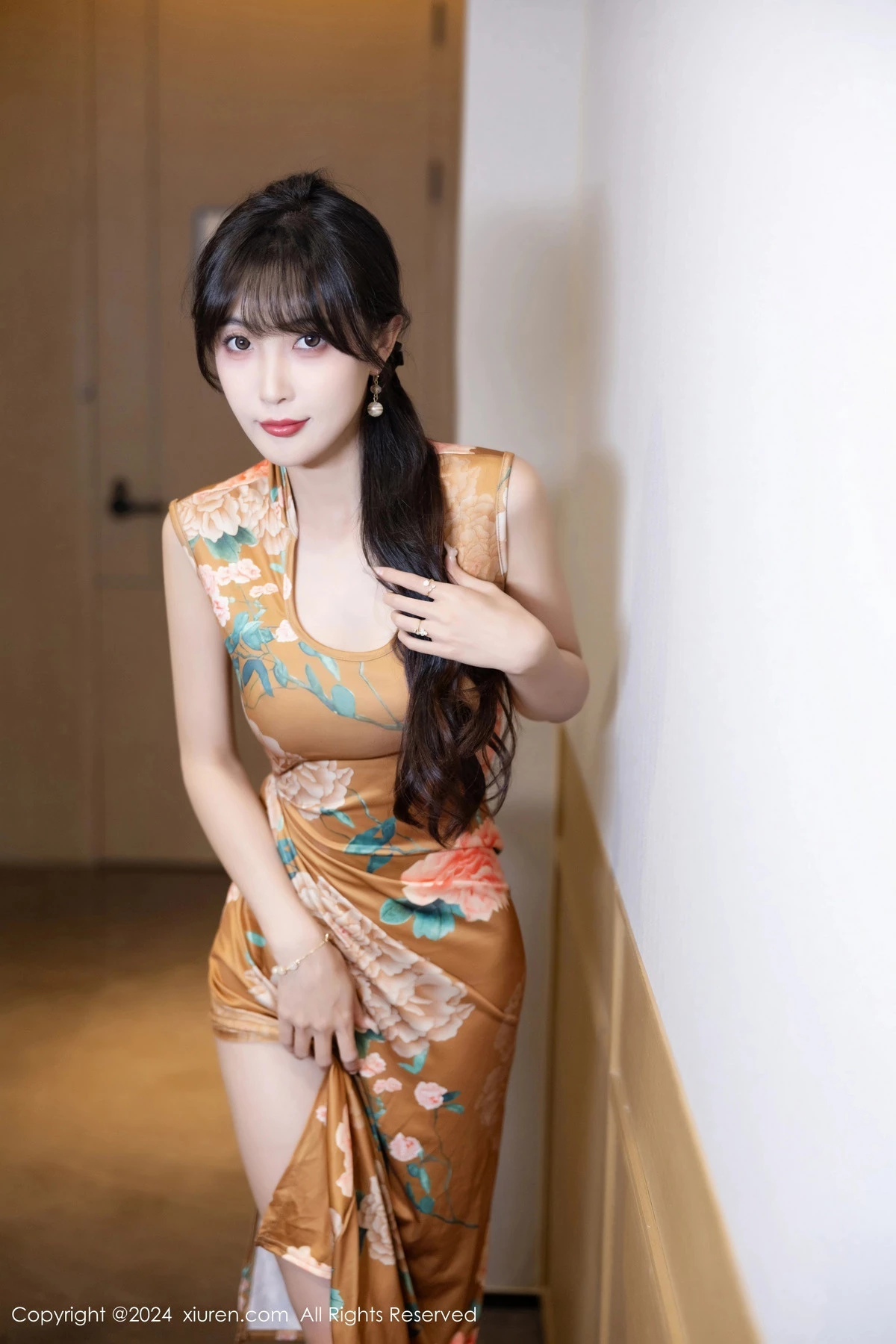 秀人集.com_[XiuRen秀人网]No.8084_模特林星阑性感土黄色带图案旗袍服饰半脱秀曼妙身姿诱惑写真83P