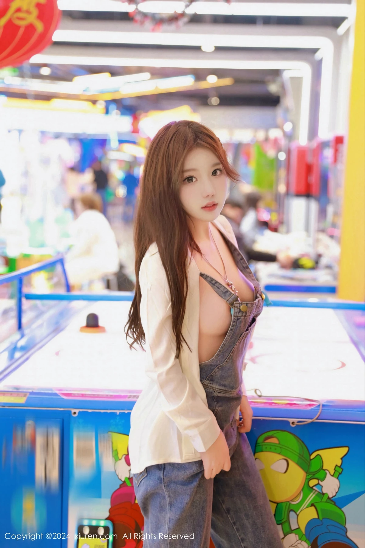 秀人集.com_[XiuRen秀人网]No.8087_模特小薯条nienie电玩店场景性感牛仔背带裤秀曼妙身姿诱惑写真81P