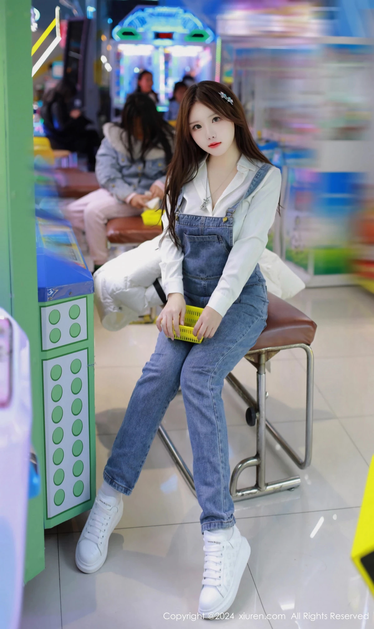 秀人集.com_[XiuRen秀人网]No.8087_模特小薯条nienie电玩店场景性感牛仔背带裤秀曼妙身姿诱惑写真81P