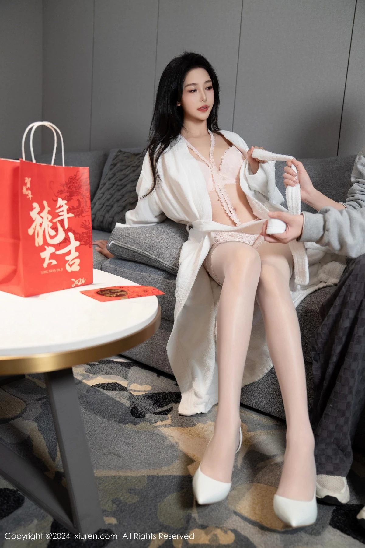 秀人集.com_[XiuRen秀人网]No.8086_模特利世情节拍摄性感浅粉上衣配短裙露淡粉内衣完美诱惑写真105P