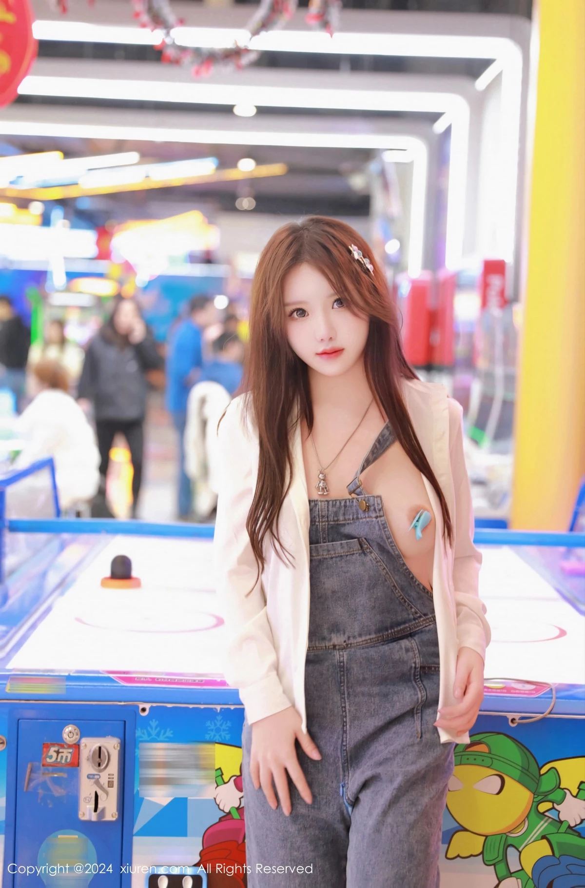 秀人集.com_[XiuRen秀人网]No.8087_模特小薯条nienie电玩店场景性感牛仔背带裤秀曼妙身姿诱惑写真81P