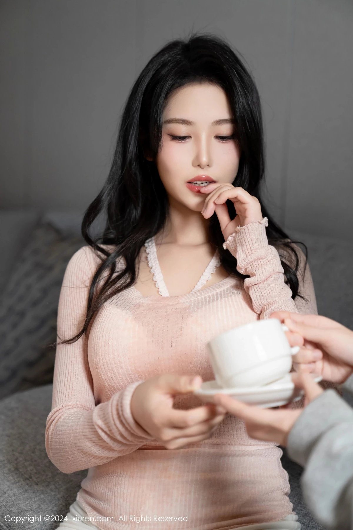 秀人集.com_[XiuRen秀人网]No.8086_模特利世情节拍摄性感浅粉上衣配短裙露淡粉内衣完美诱惑写真105P