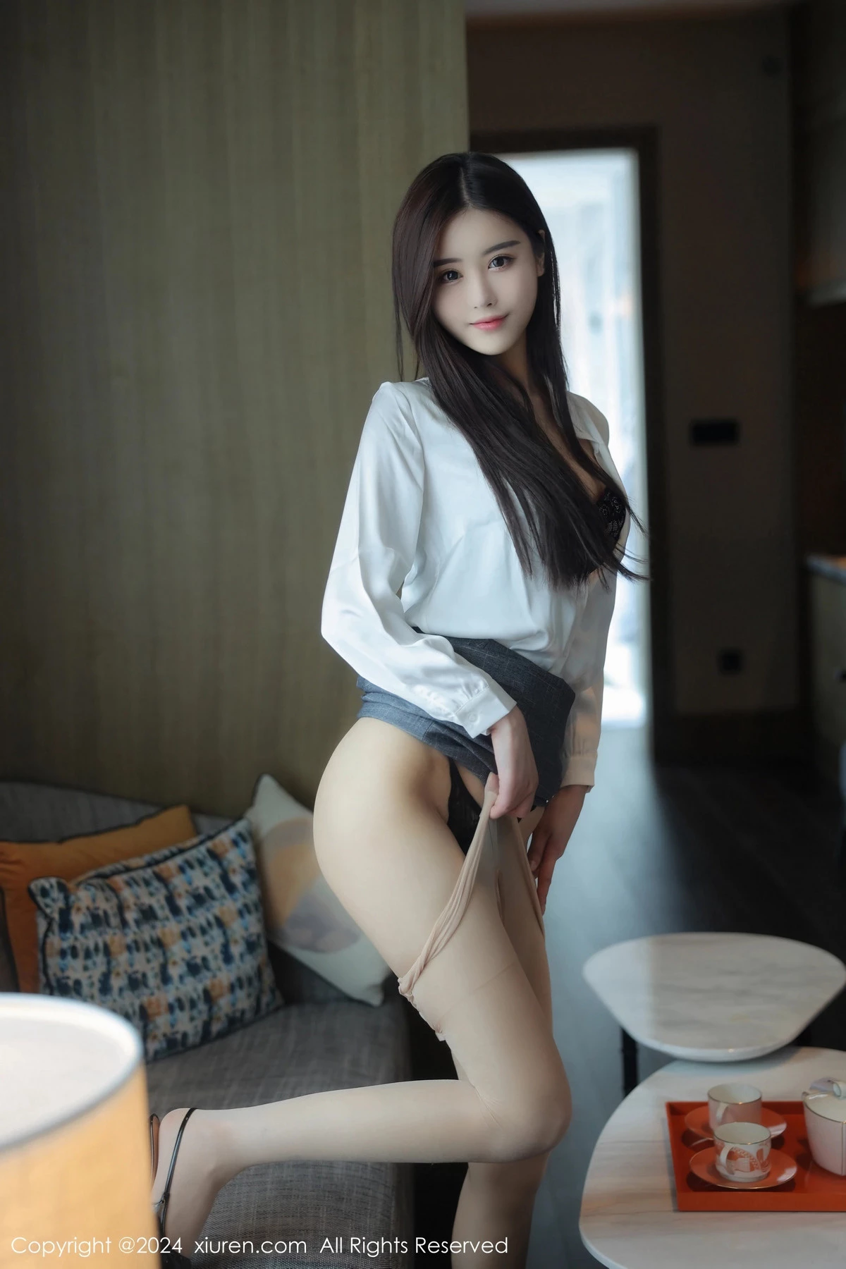 秀人集.com_[XiuRen秀人网]No.8081_新人模特晚苏susu性感白T配灰短裙露黑色蕾丝内衣迷人诱惑写真50P